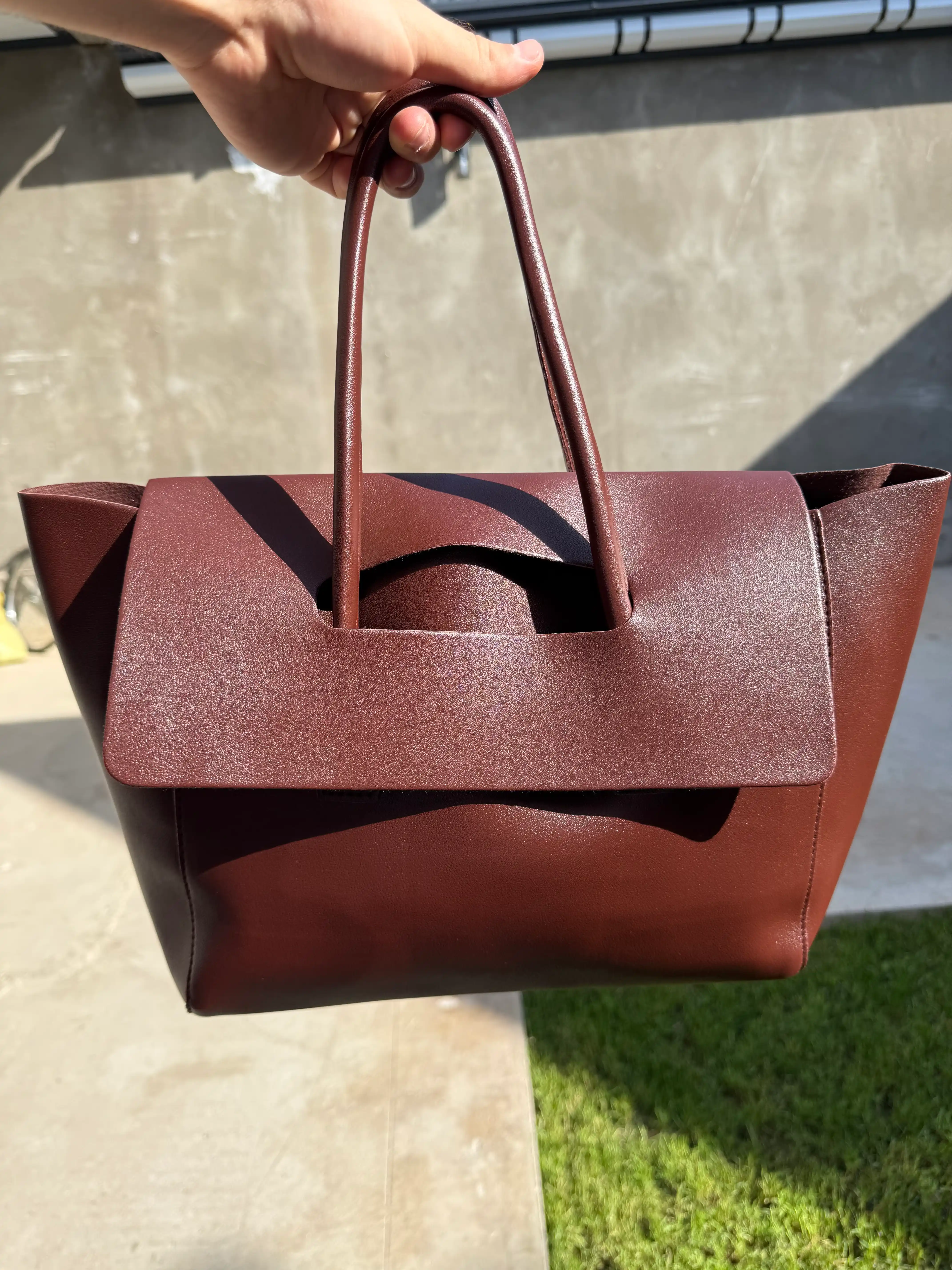 Ayollar uchun katta tote sumka, PU material, klapanli va tutqichli
