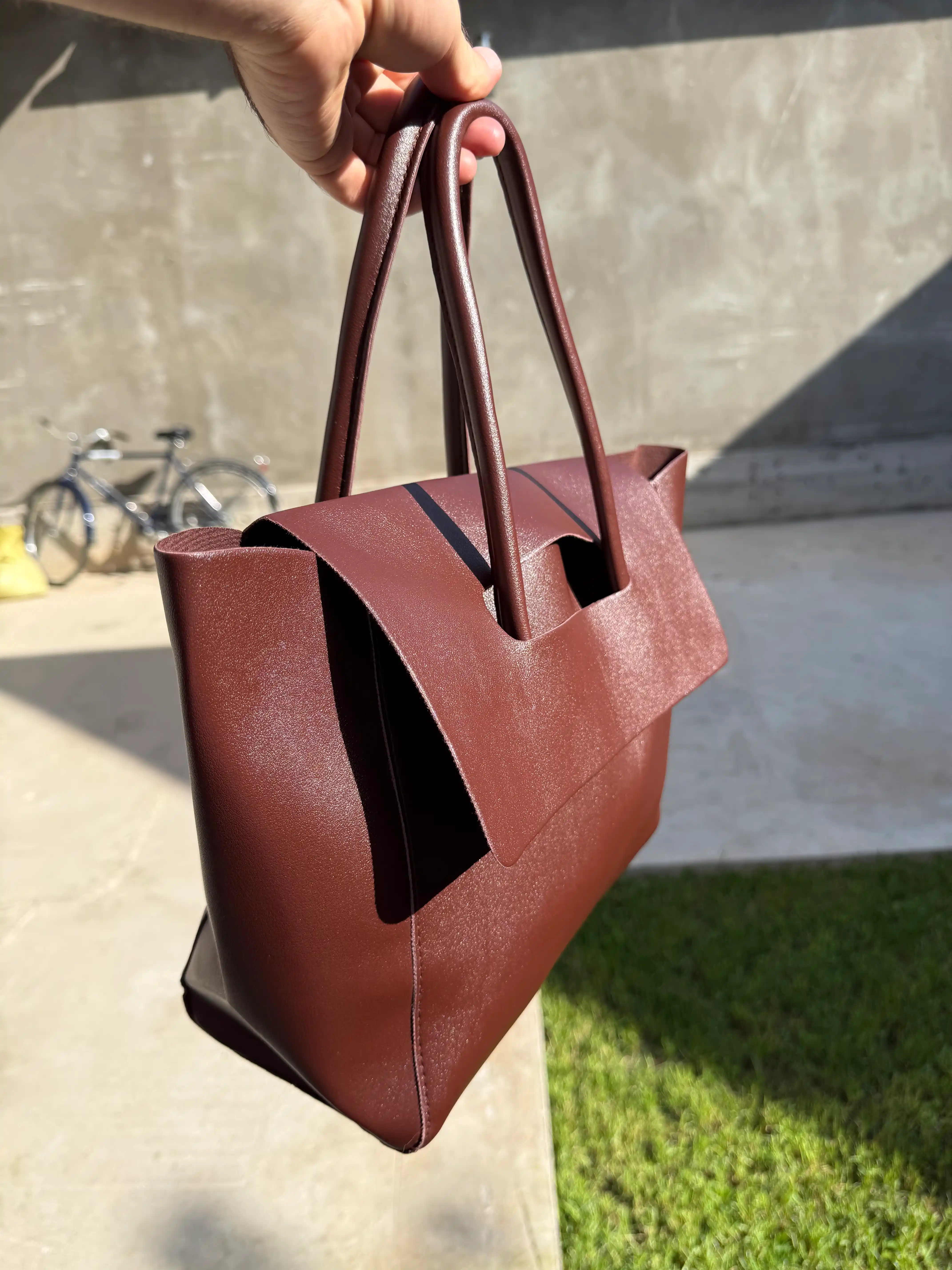 Ayollar uchun katta tote sumka, PU material, klapanli va tutqichli