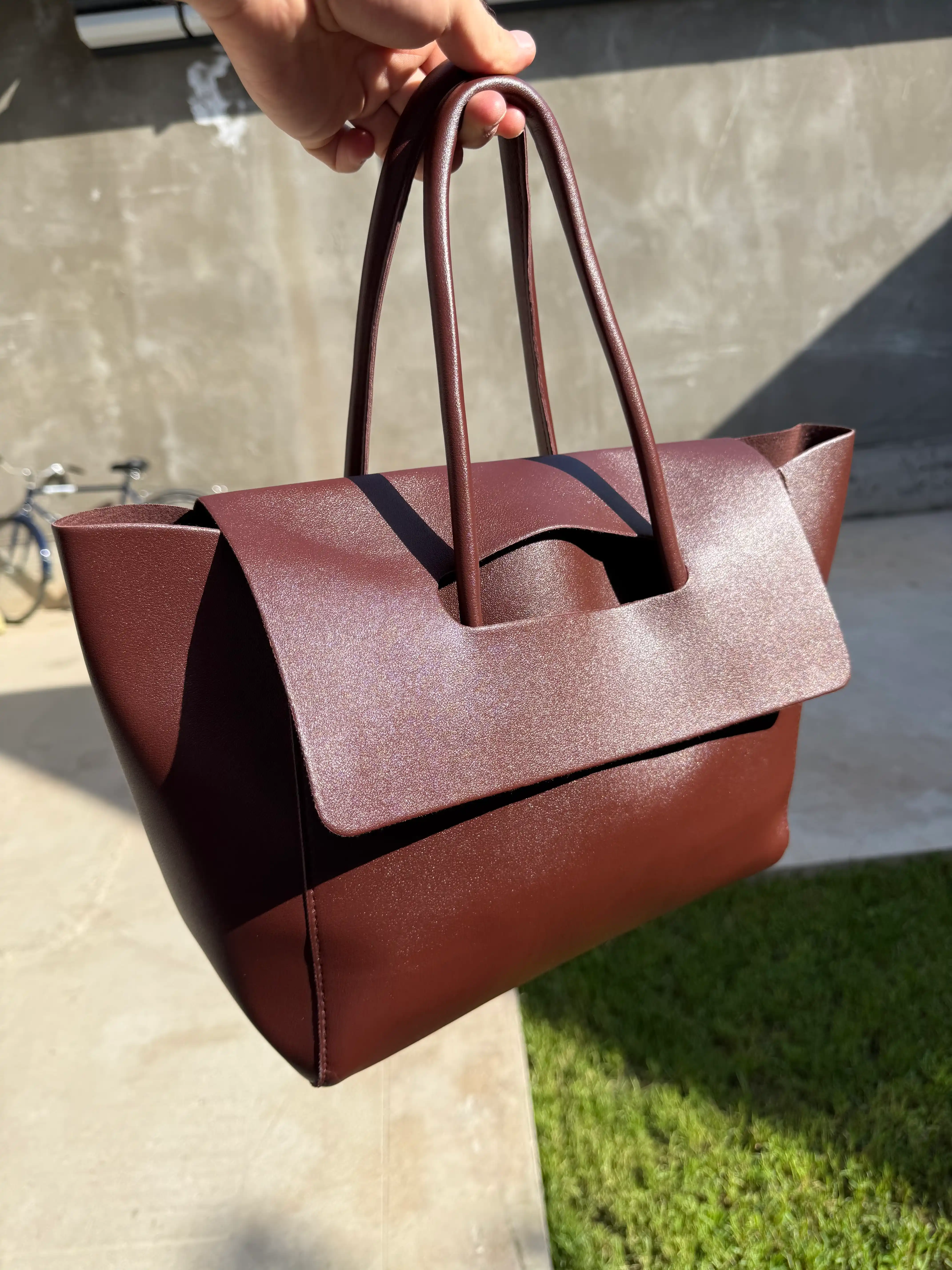 Ayollar uchun katta tote sumka, PU material, klapanli va tutqichli