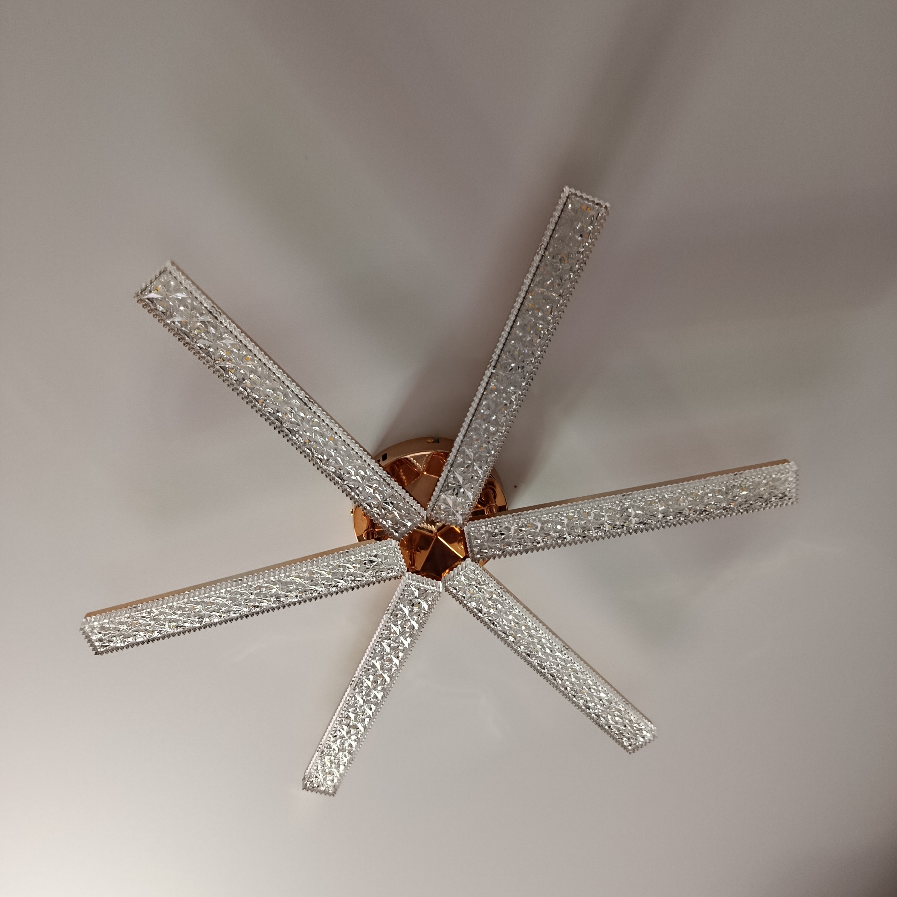 Pultli shiftga LED lyustra, 3 xil yorug‘lik rejimi va tungi chiroq, 20m² gacha yoritadi