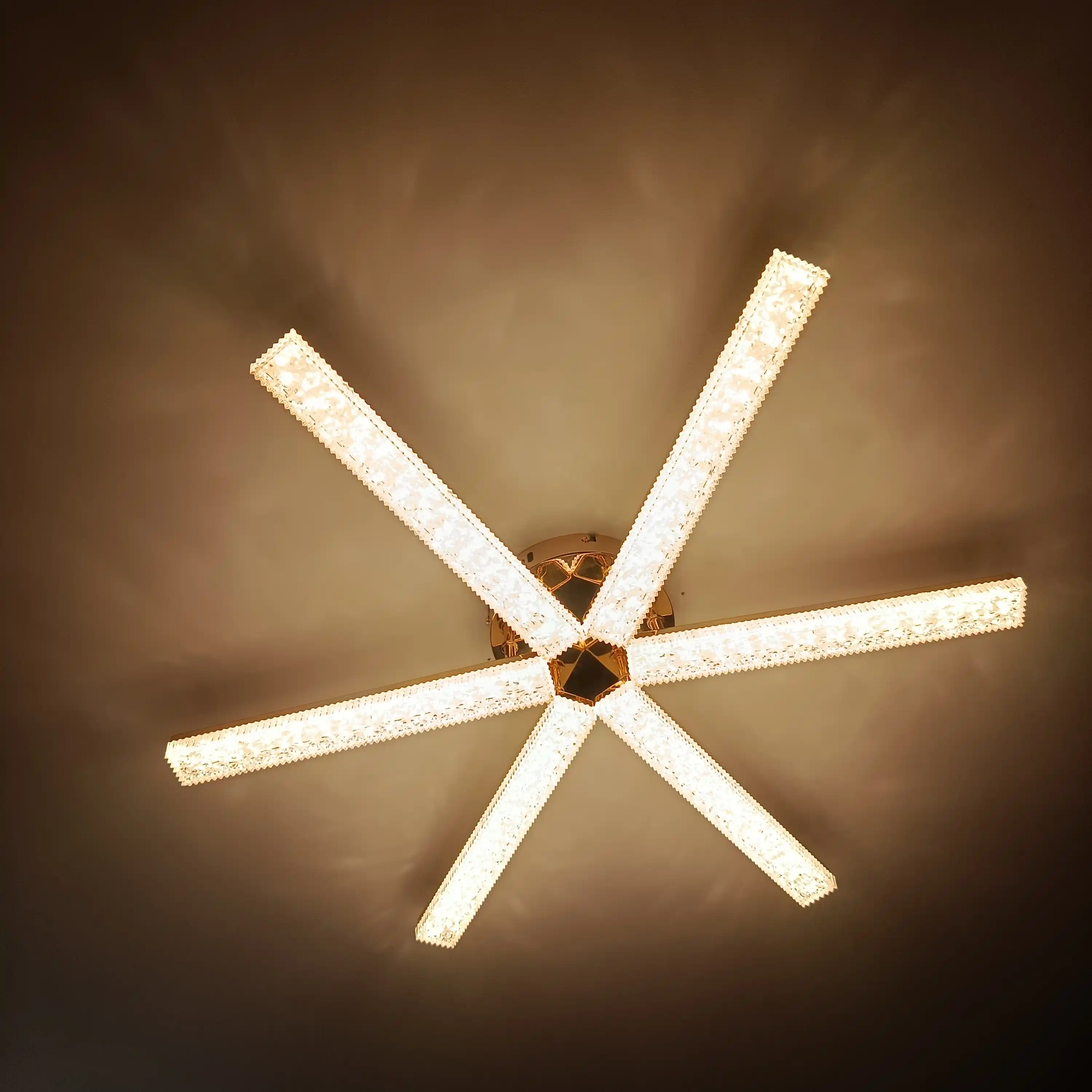 Pultli shiftga LED lyustra, 3 xil yorug‘lik rejimi va tungi chiroq, 20m² gacha yoritadi