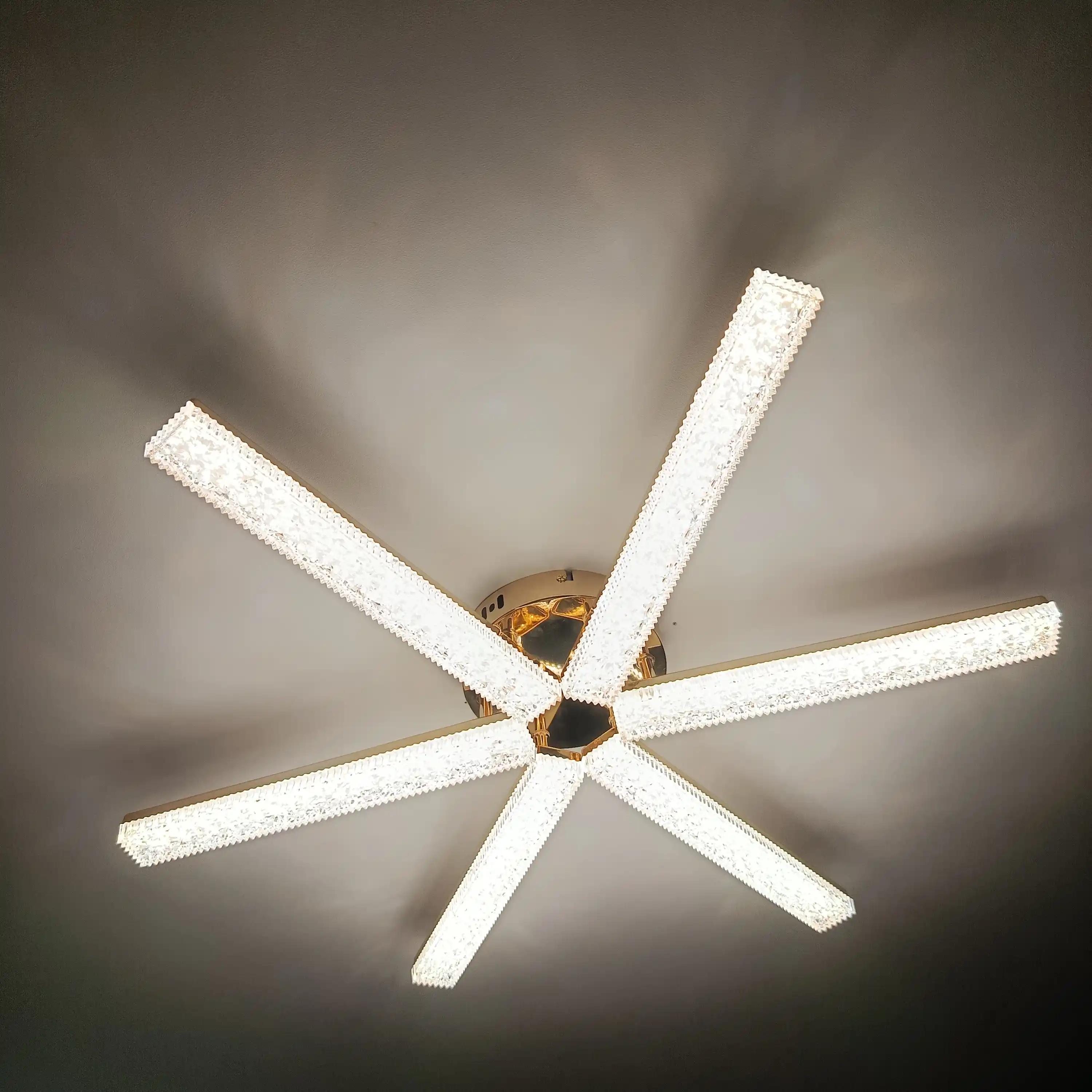 Pultli shiftga LED lyustra, 3 xil yorug‘lik rejimi va tungi chiroq, 20m² gacha yoritadi