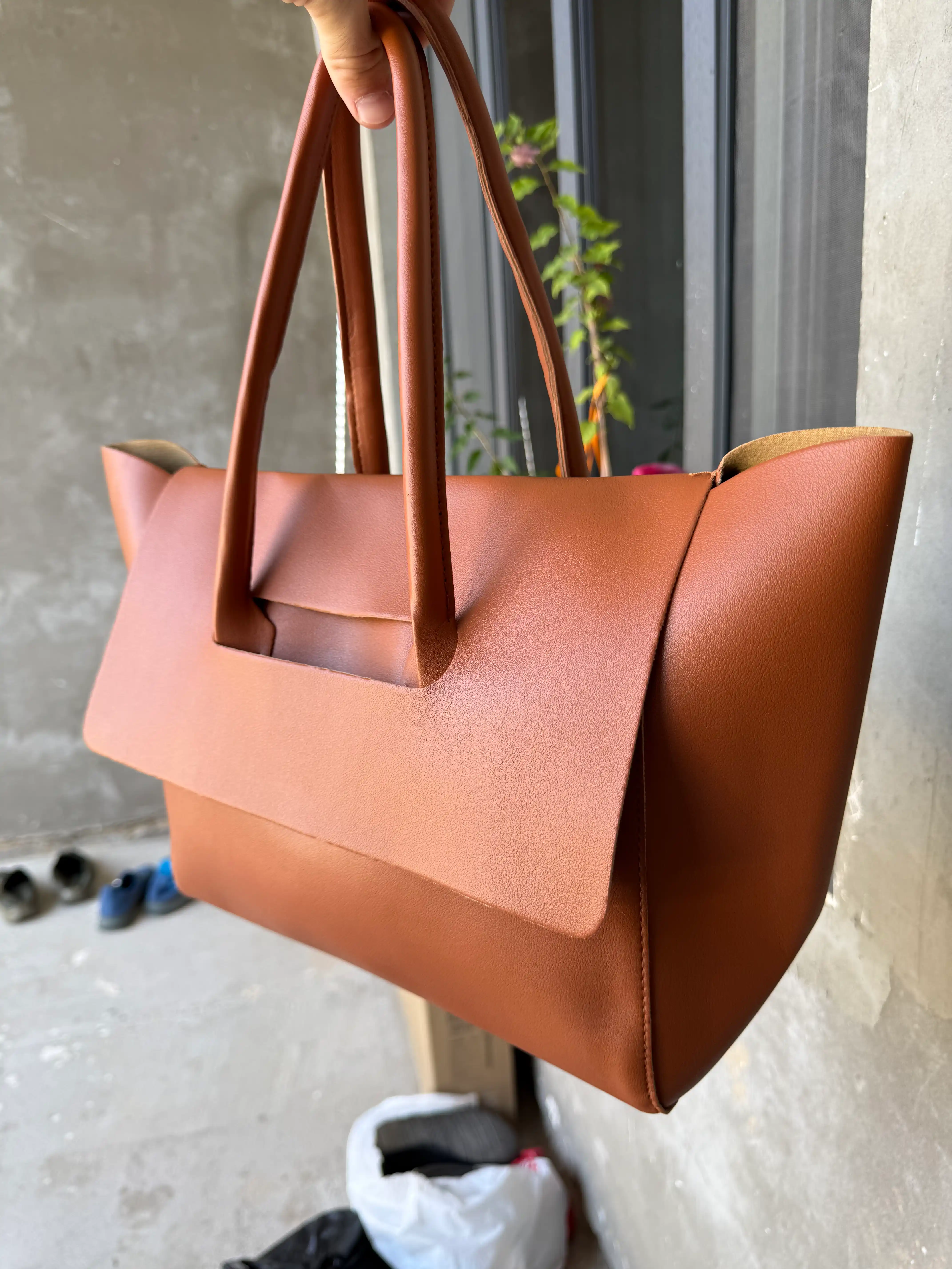 Ayollar uchun katta tote sumka, PU material, klapanli va tutqichli