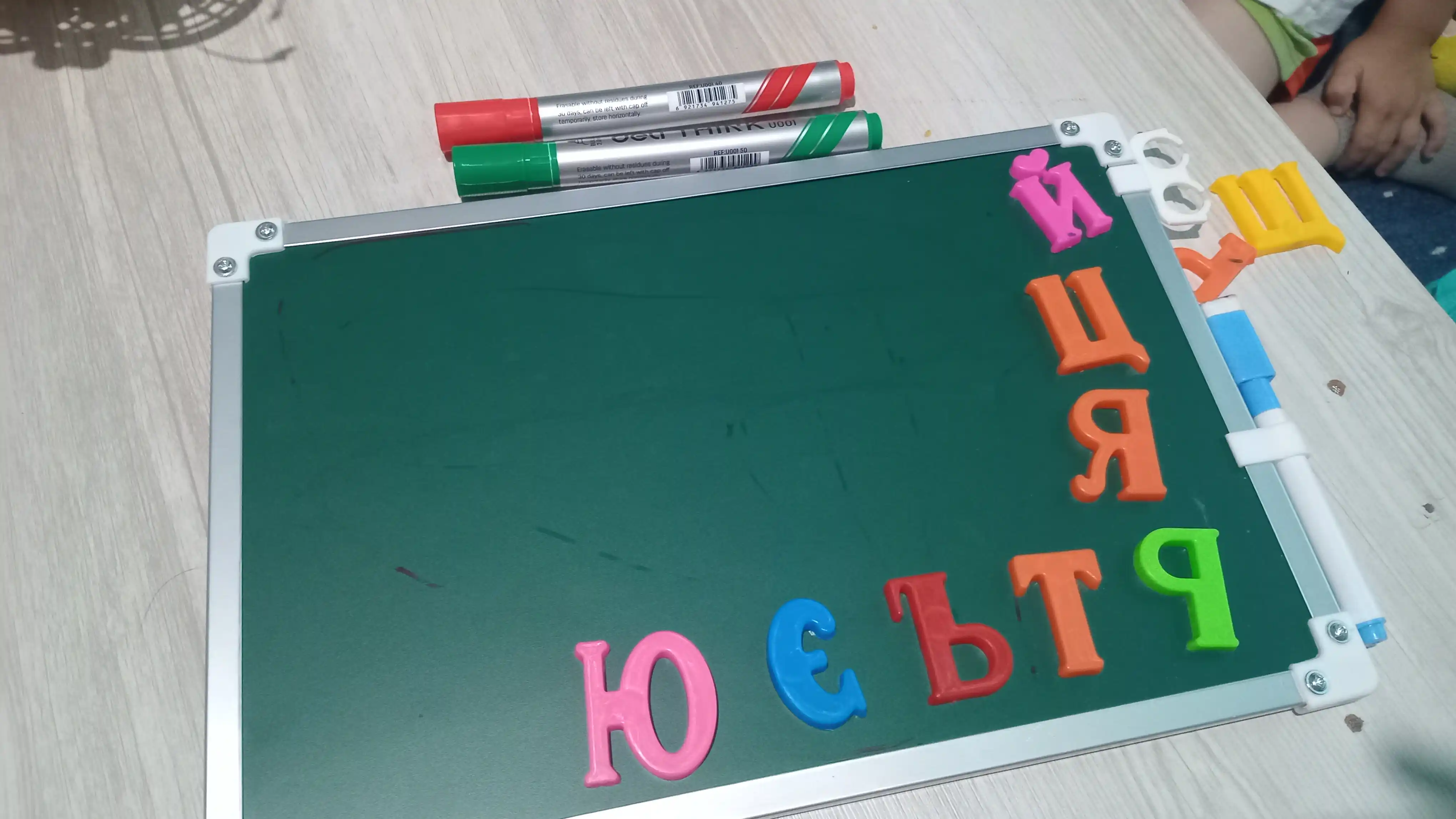 Ikki tomonlama magnitli marker doskasi, to‘plamda ikkita magnit va marker bilan