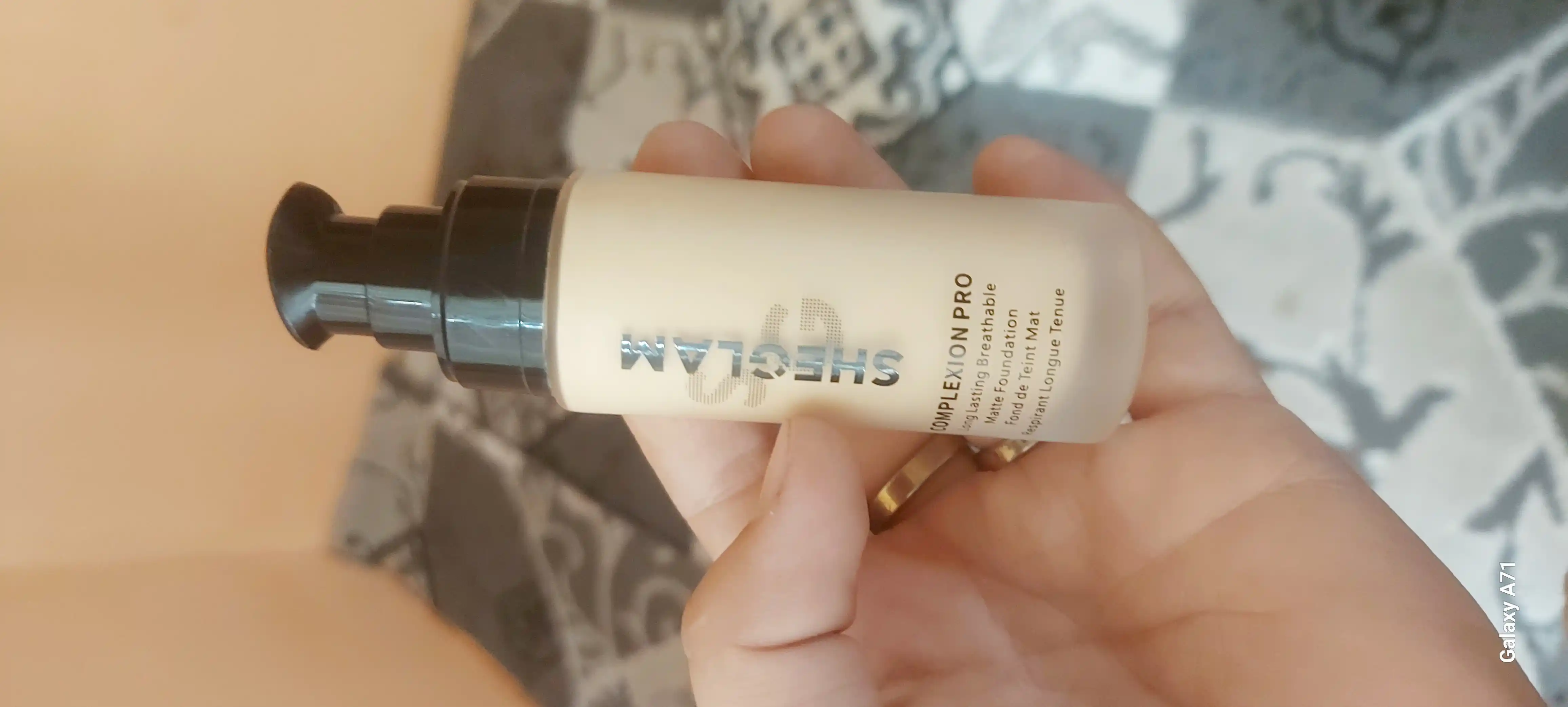 Tonal kremi SHEGLAM, asos, baza, tabiiy mot ohang, yuz terisi uchun, namlaydi, 30 ml