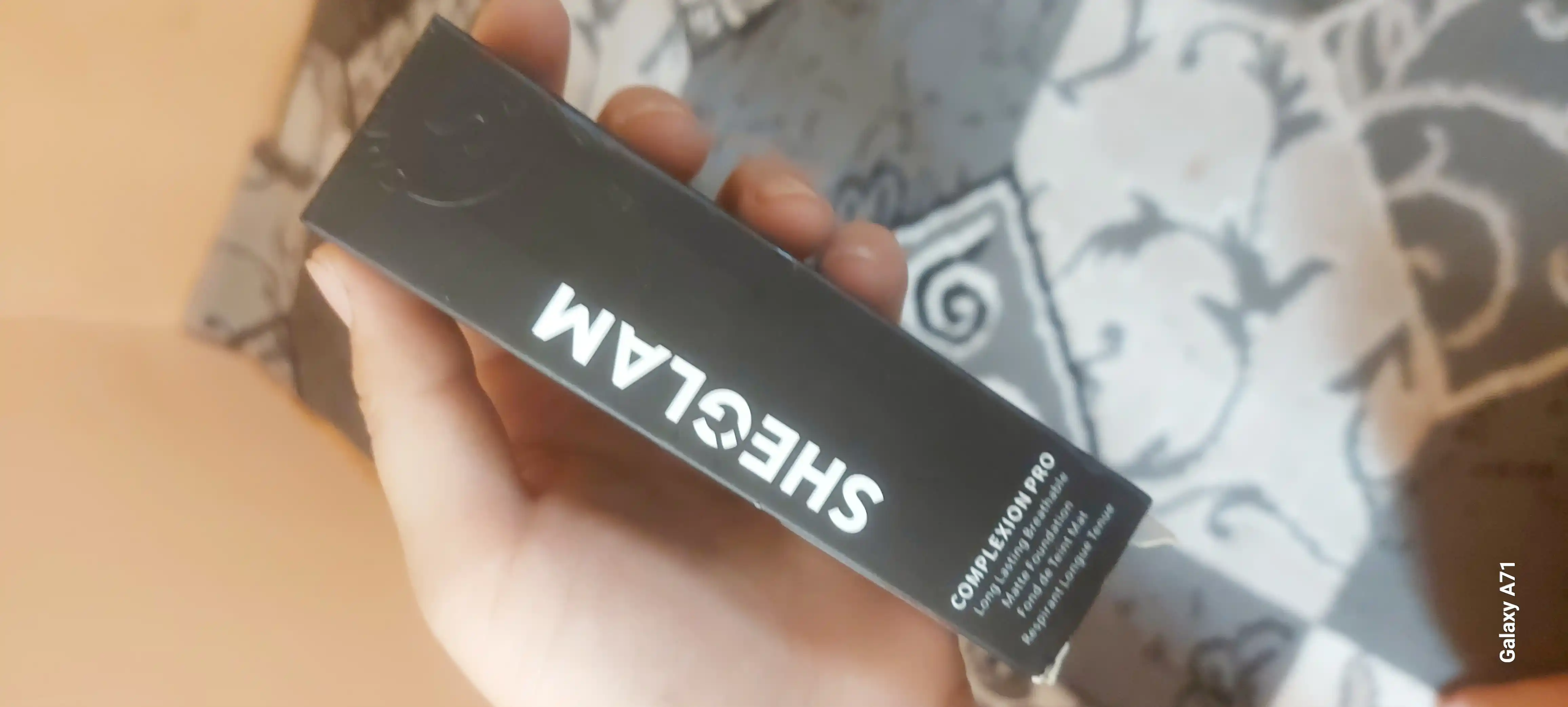 Tonal kremi SHEGLAM, asos, baza, tabiiy mot ohang, yuz terisi uchun, namlaydi, 30 ml
