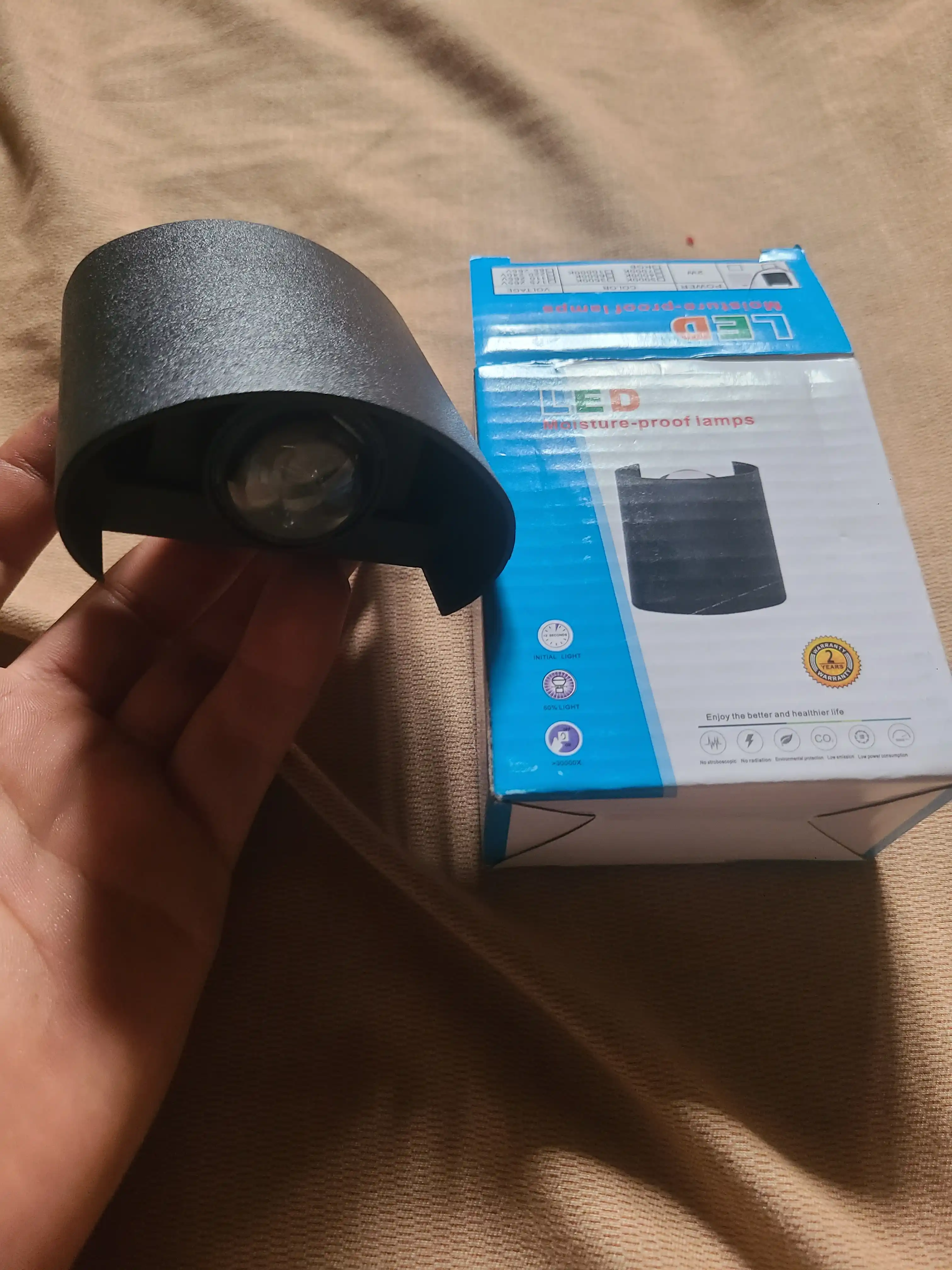 LED devor lampasi, tepaga va pastga yorug‘lik beruvchi, mustahkam korpus, oq / qora