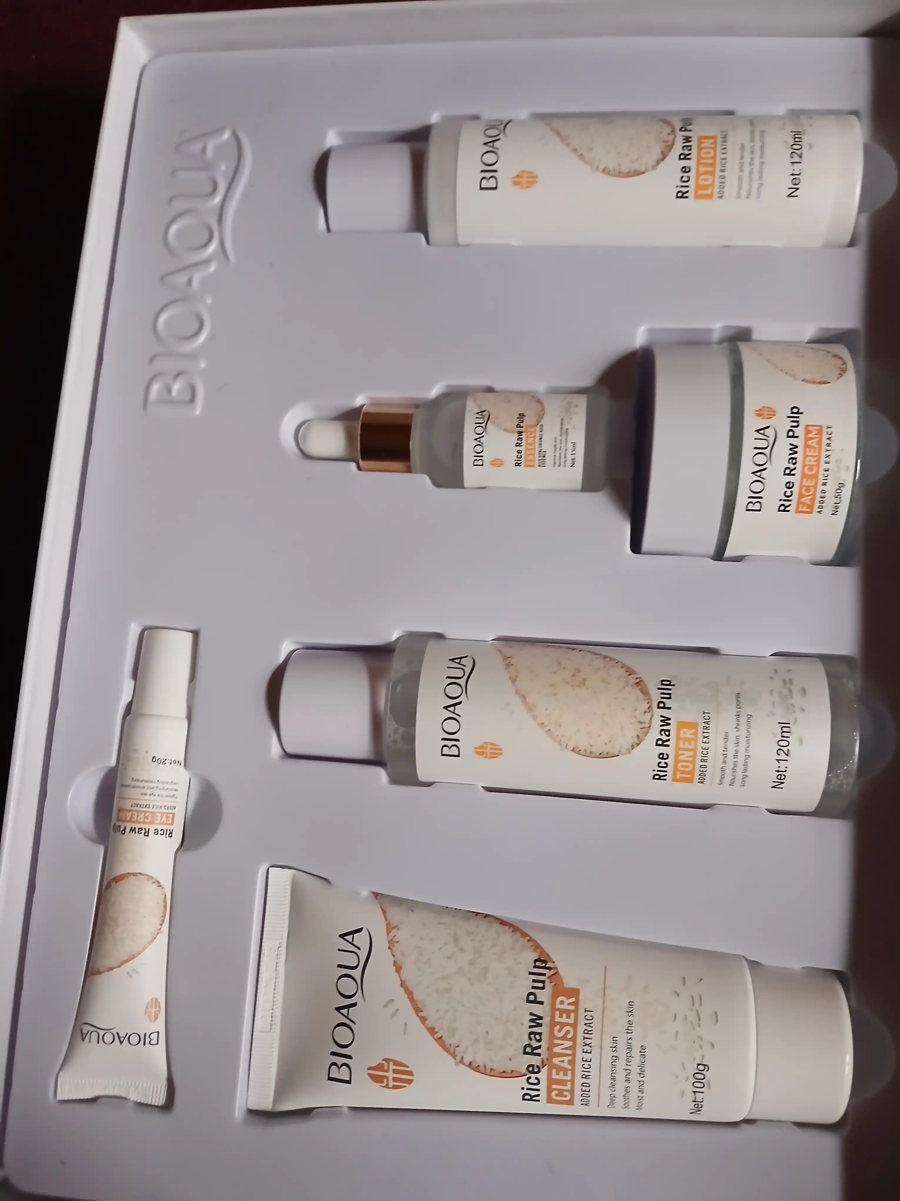 Bioaqua yoshartiruvchi kosmetik to‘plami: guruch ekstrakti atirgul ekstrakti