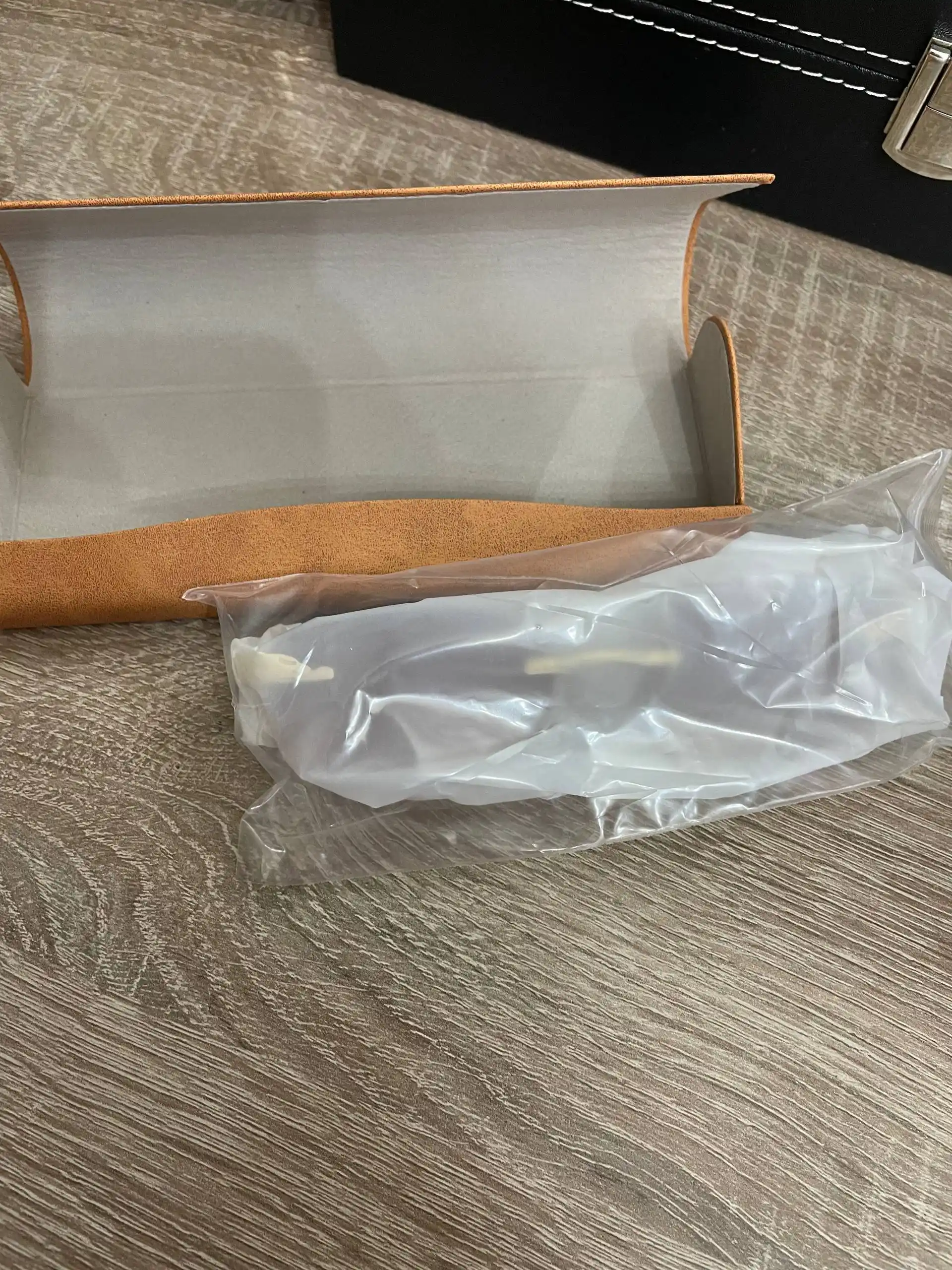 Ko'zoynak quyoshdan himoya qiluvchi Cartier ochki ayollar uchun achki qutisi bilan birga