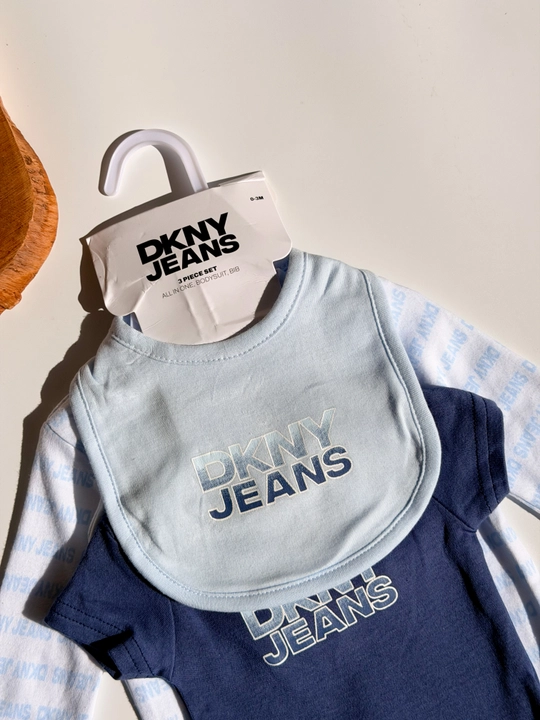 DKNY Jeans chaqaloqlar uchun 3 qismli komplekt, bodi, polzunki va bibikli newborn baby set