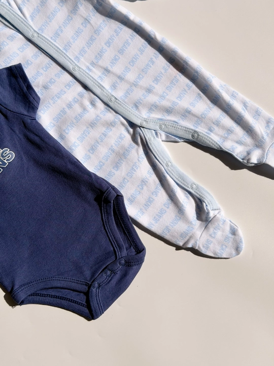 DKNY Jeans chaqaloqlar uchun 3 qismli komplekt, bodi, polzunki va bibikli newborn baby set