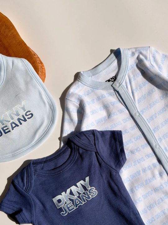 DKNY Jeans chaqaloqlar uchun 3 qismli komplekt, bodi, polzunki va bibikli newborn baby set
