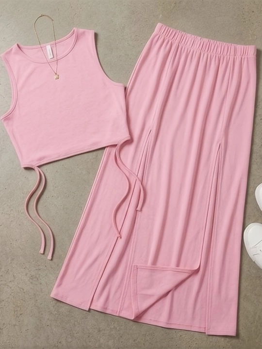 Ayollar yozgi kostyumi-ikkilik — crop-top va yirtiqli maxi yubka