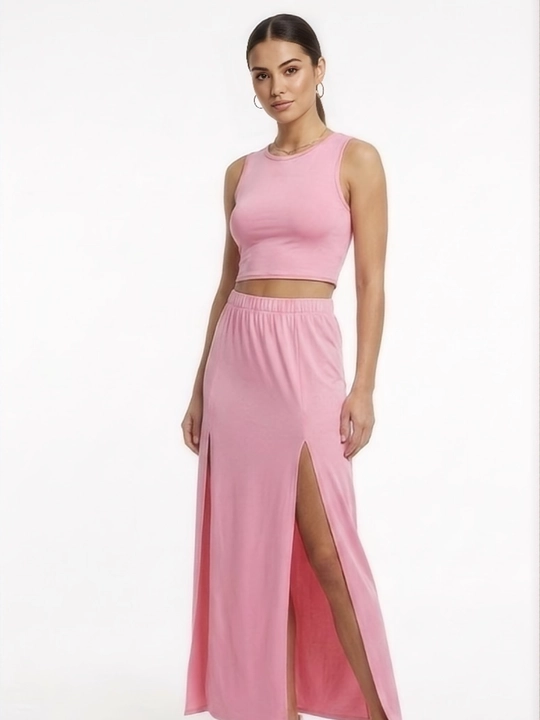 Ayollar yozgi kostyumi-ikkilik — crop-top va yirtiqli maxi yubka