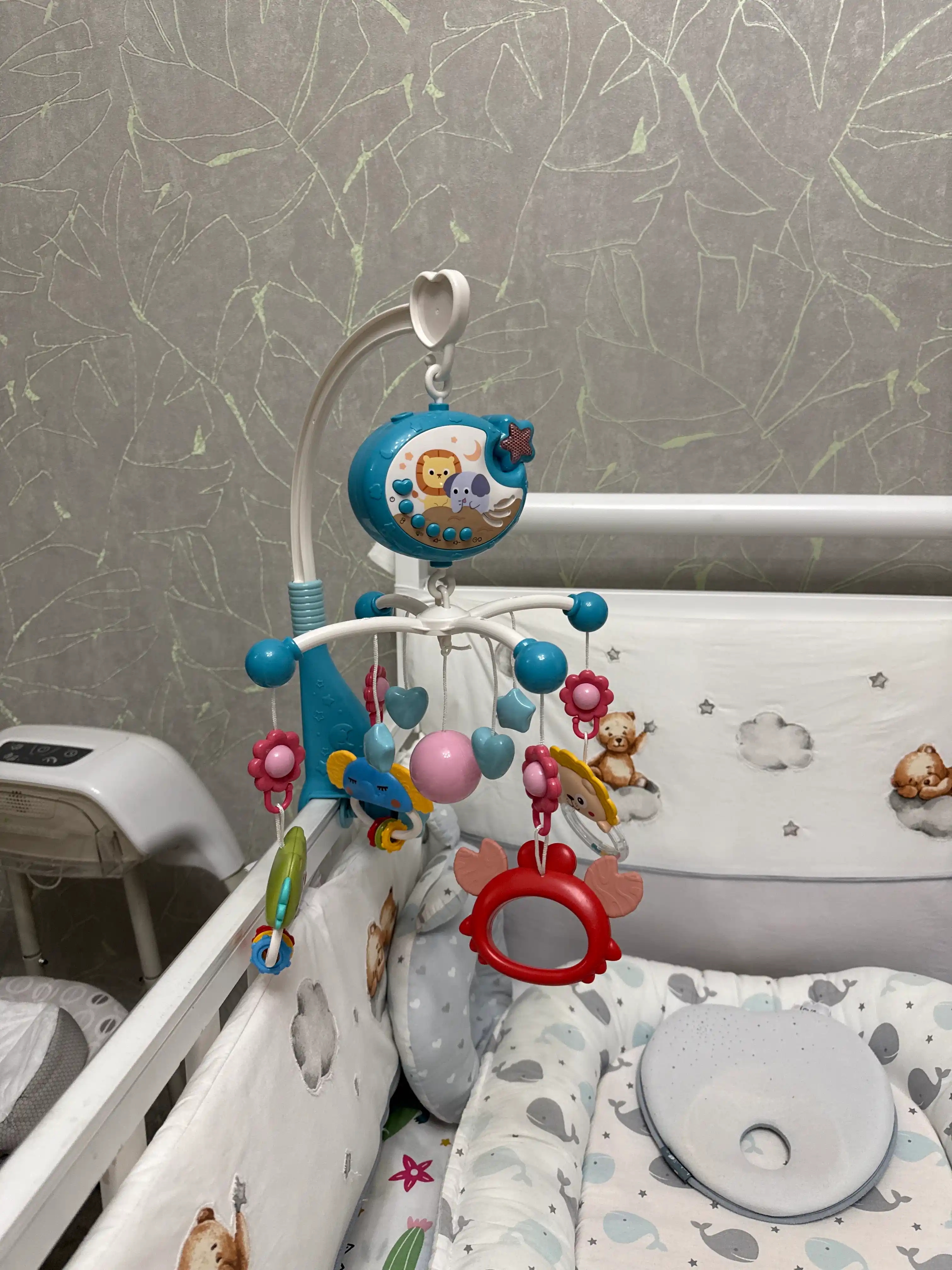 Bolalar karavoti uchun o'yinchoqli mobil, musiqiy karusel, 0+