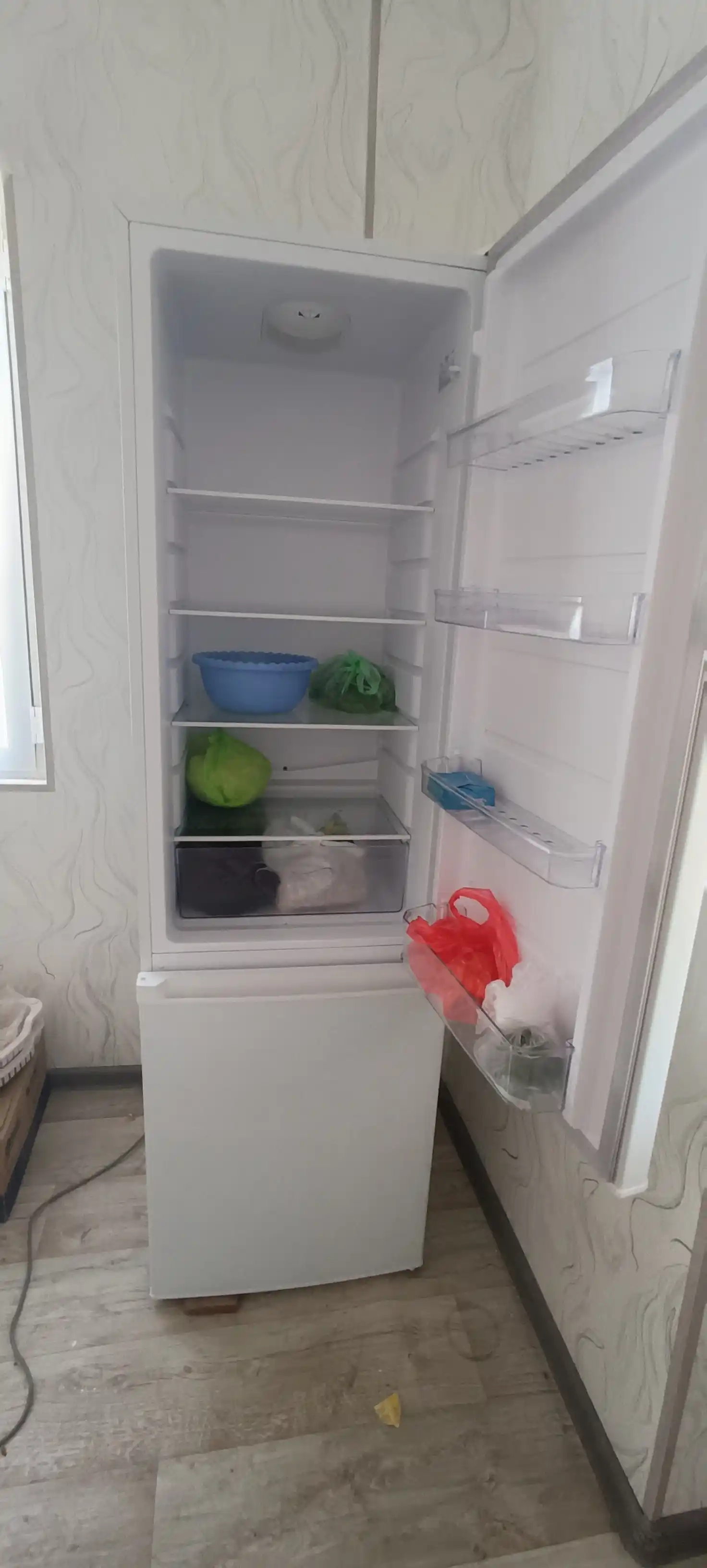Sovutgich Ferre UCR 365: 290L, LG kompressor, A sinf, balandligi 189 sm, shovqinsiz 41 dB