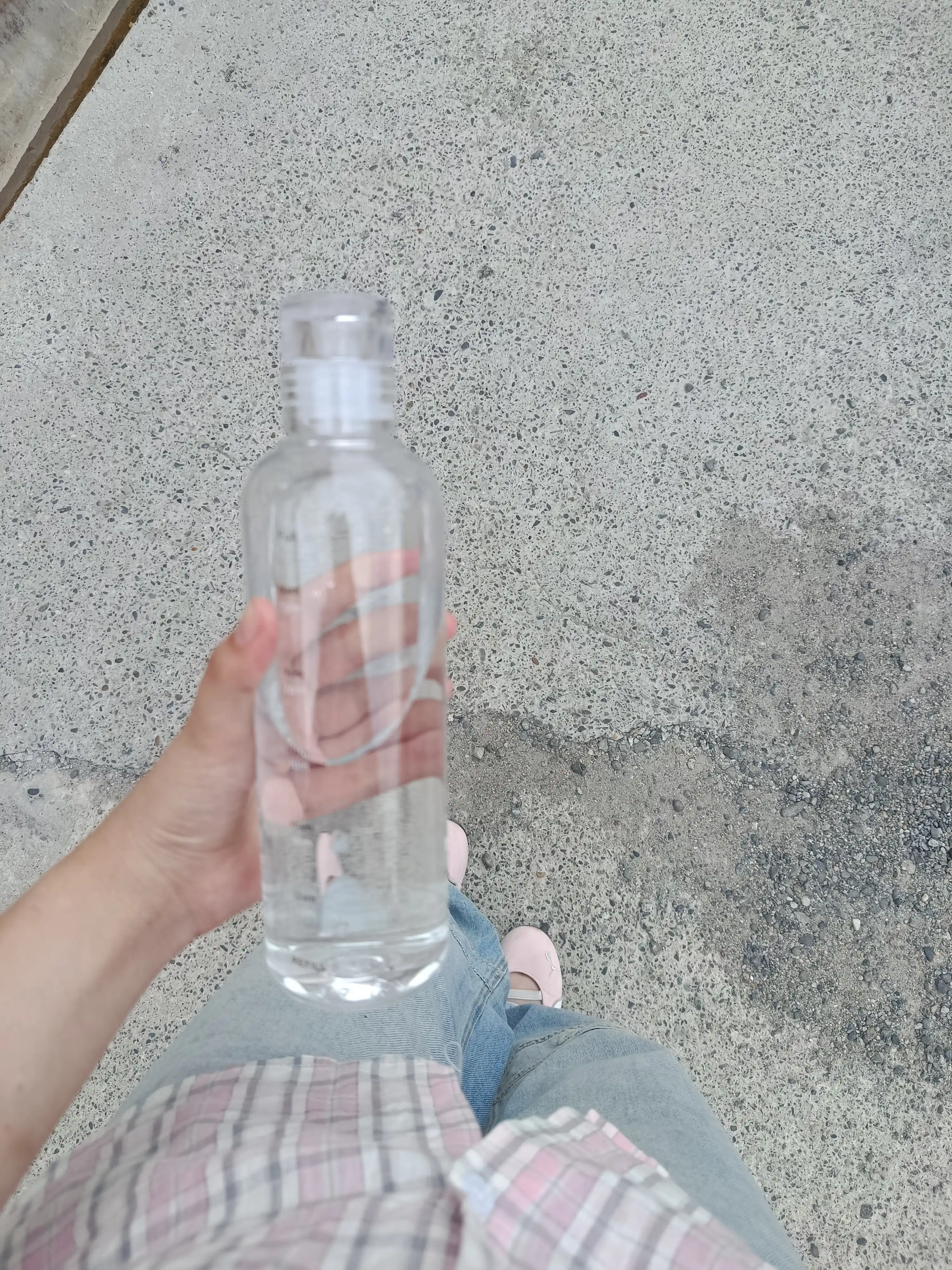 Suv uchun estetik plastik idish (butilka), o'lchov shkalasi bilan, 500 ml va 750 ml