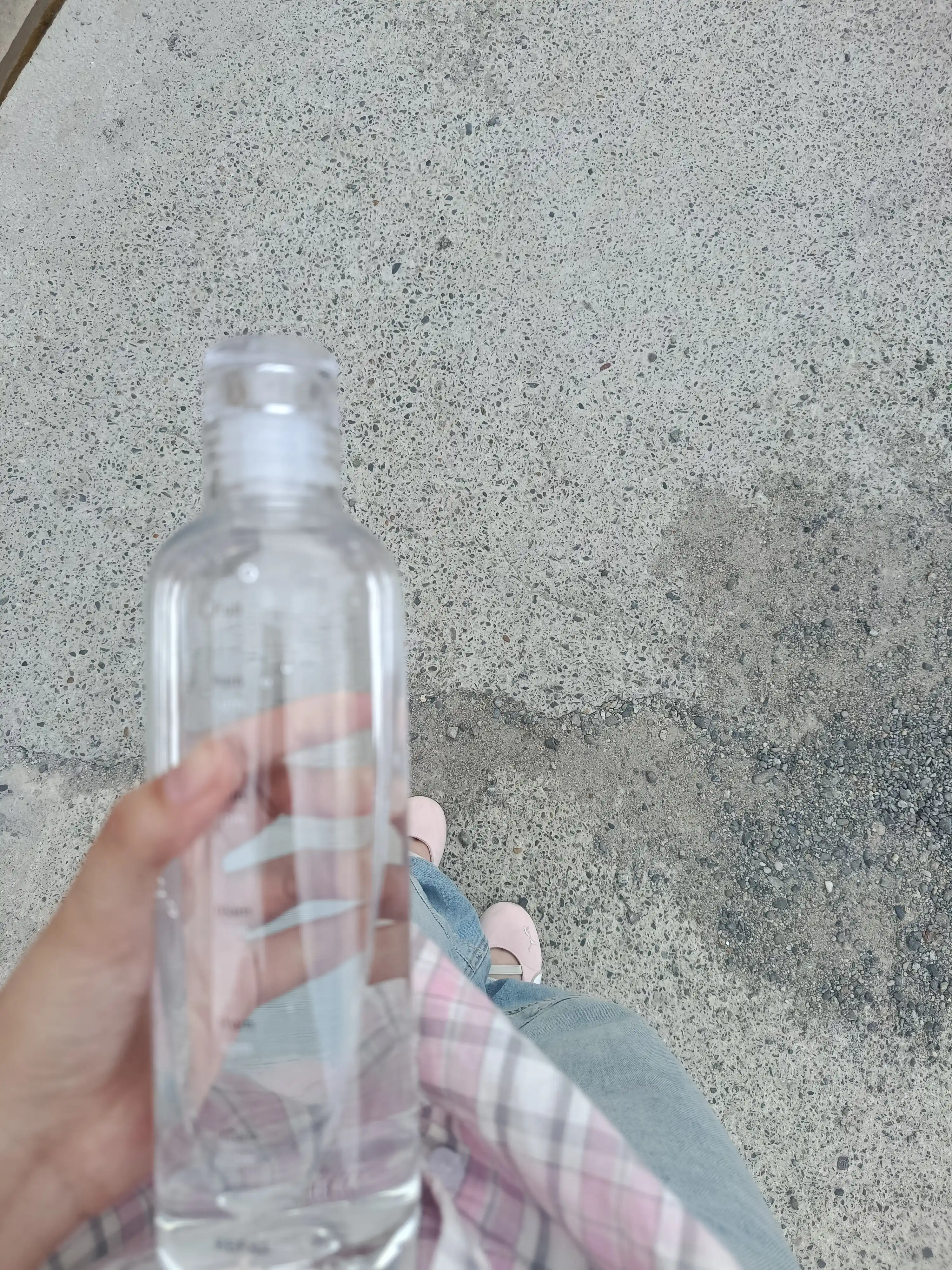 Suv uchun estetik plastik idish (butilka), o'lchov shkalasi bilan, 500 ml va 750 ml