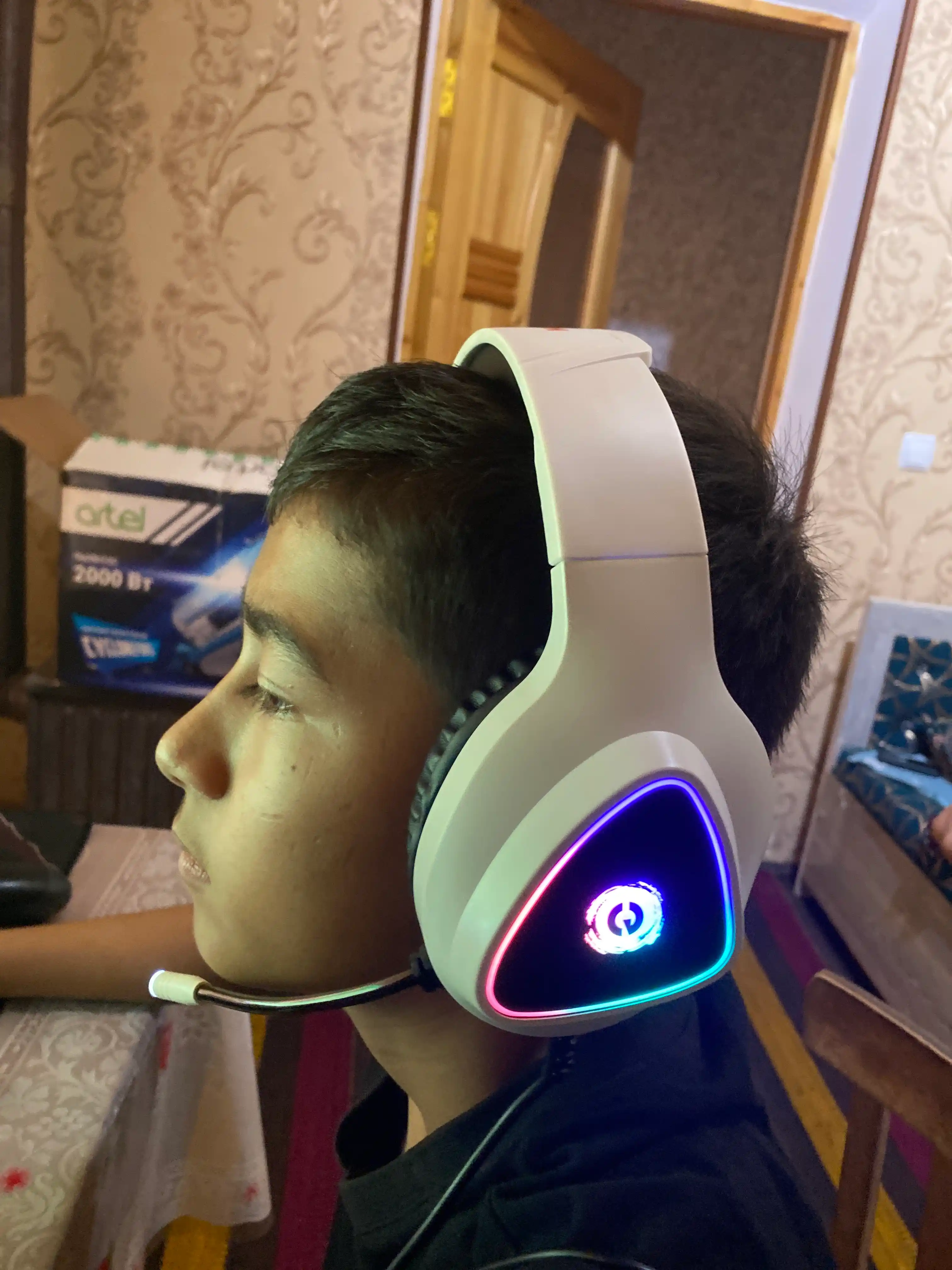 Gaming simli quloqchin CANYON Shadder GH 6,  RGB yoritgich bilan