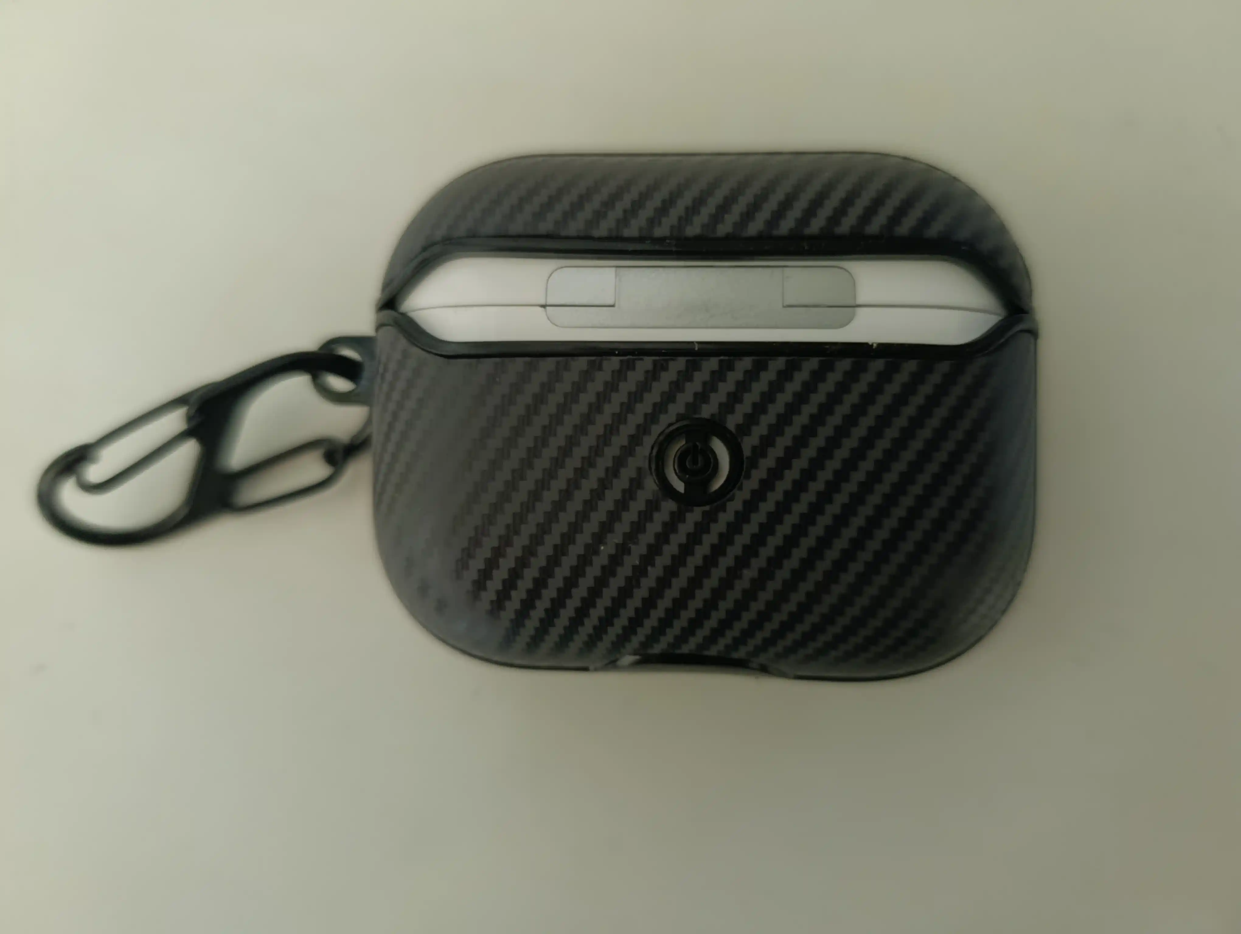 Карбоновые и кожаные чехлы для AirPods — премиальная защита и стиль