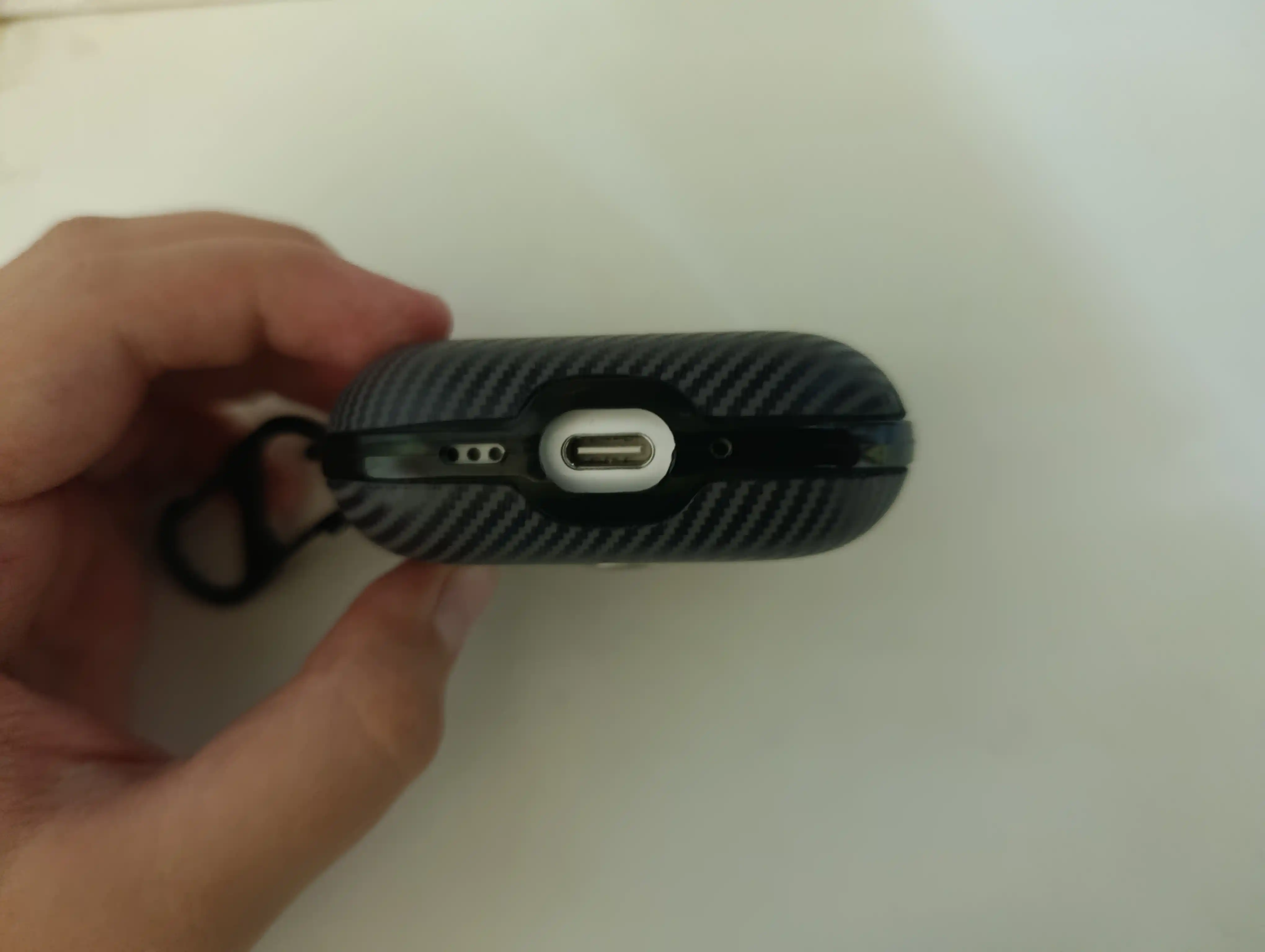 Карбоновые и кожаные чехлы для AirPods — премиальная защита и стиль
