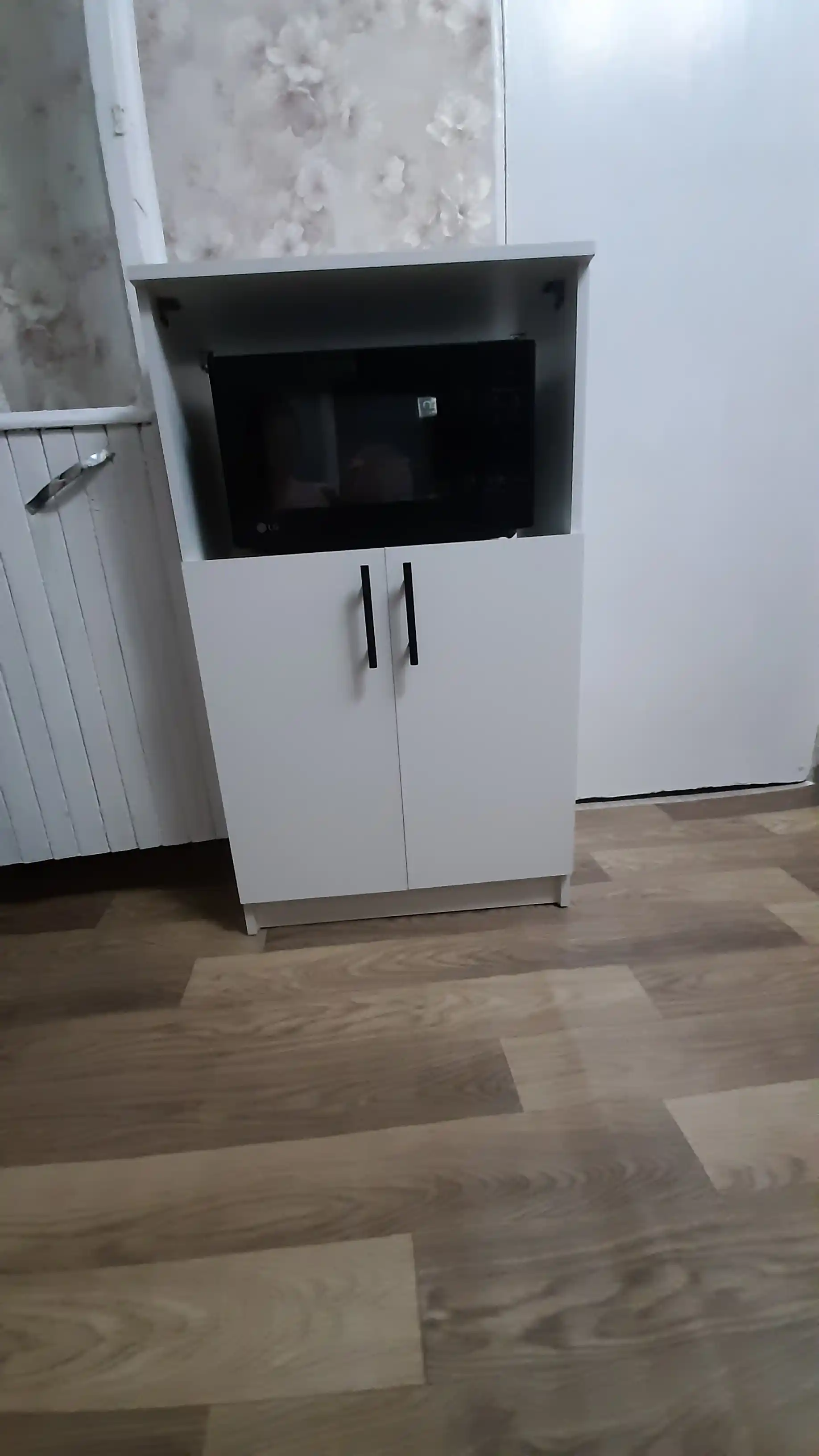 Mikroto‘lqinli pech uchun polga qo‘yiladigan oshxona moduli