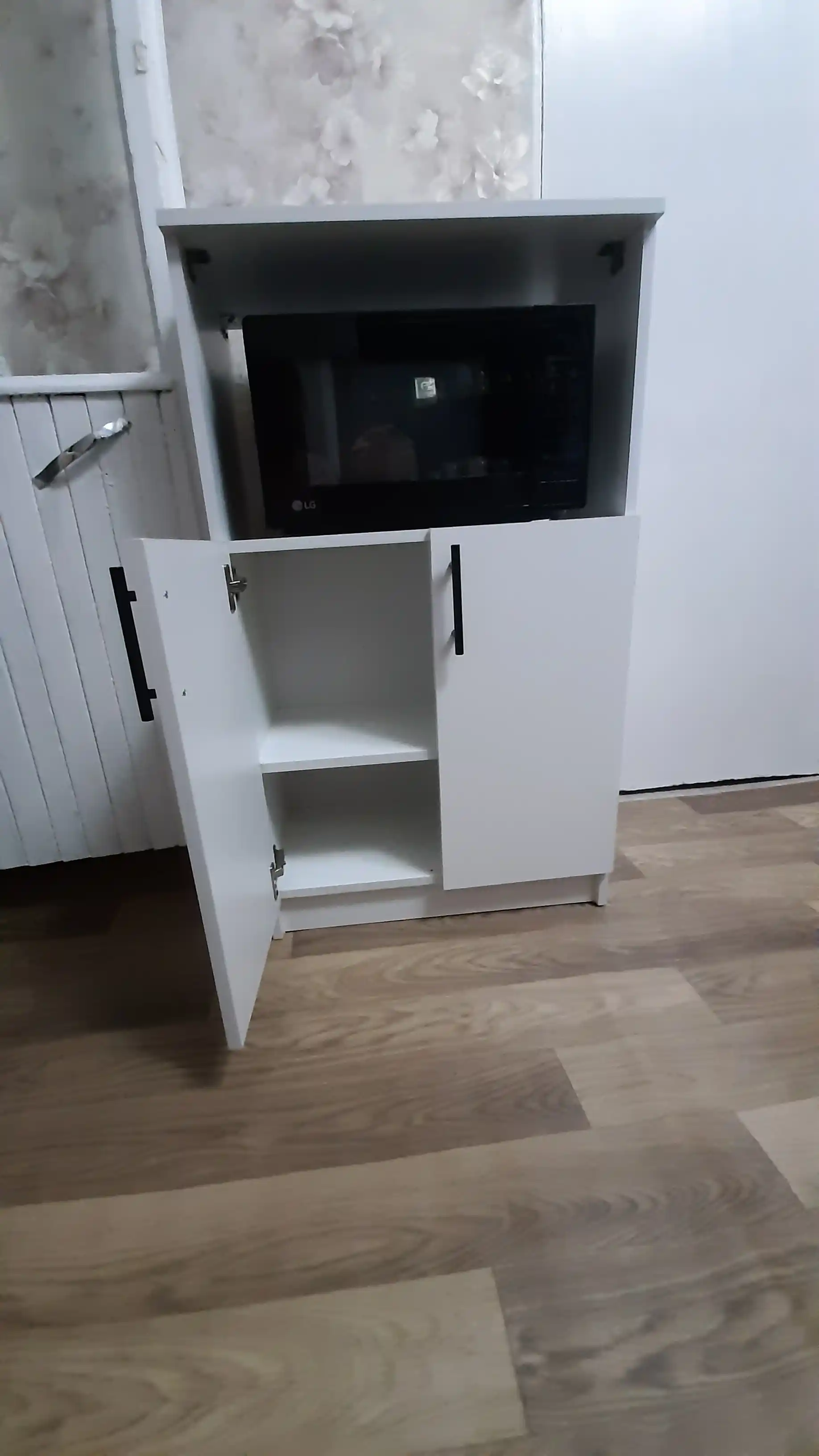 Mikroto‘lqinli pech uchun polga qo‘yiladigan oshxona moduli