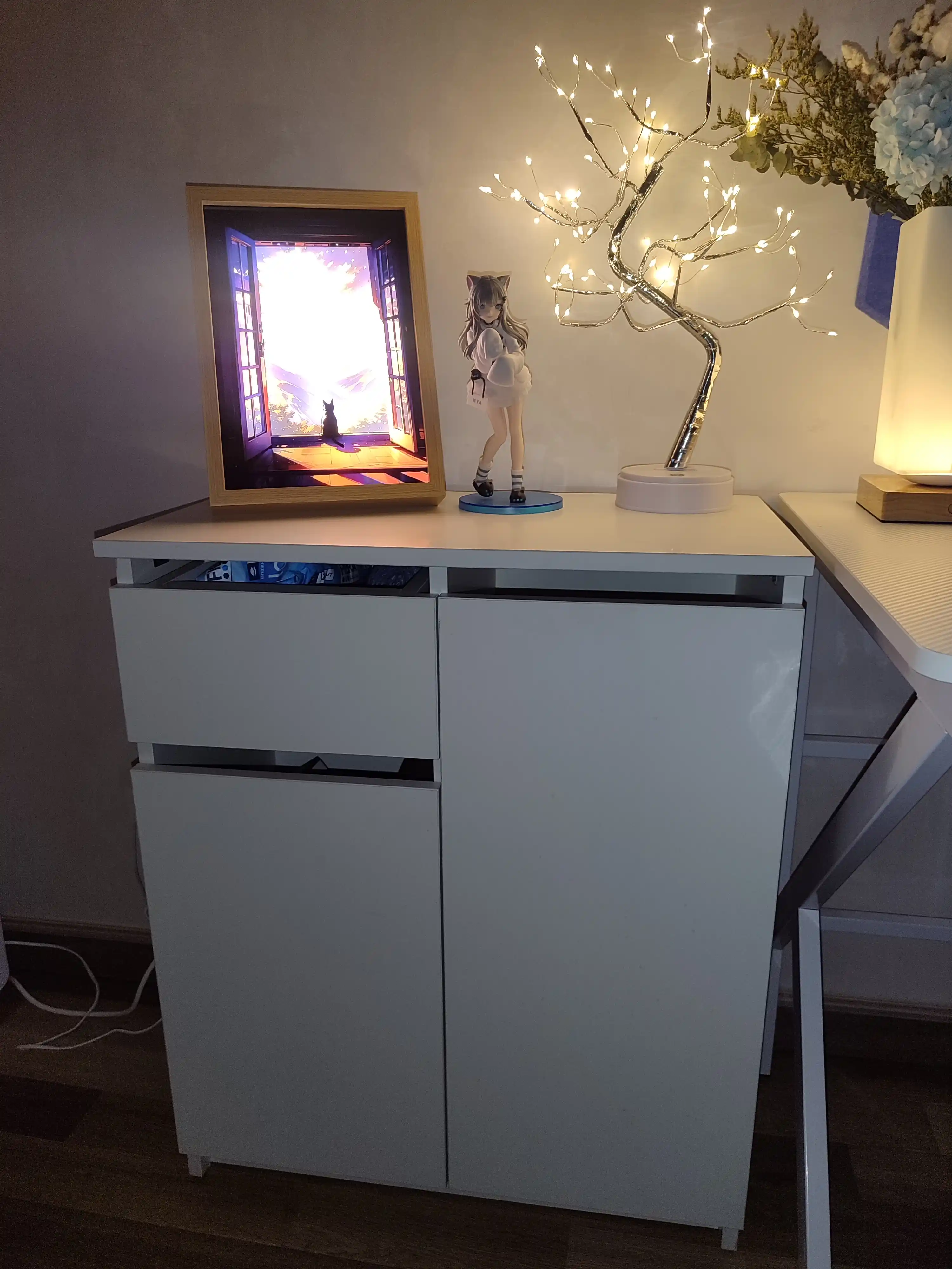 Oq rangli tor komod — yashik va eshikli 63.8×75×33 sm