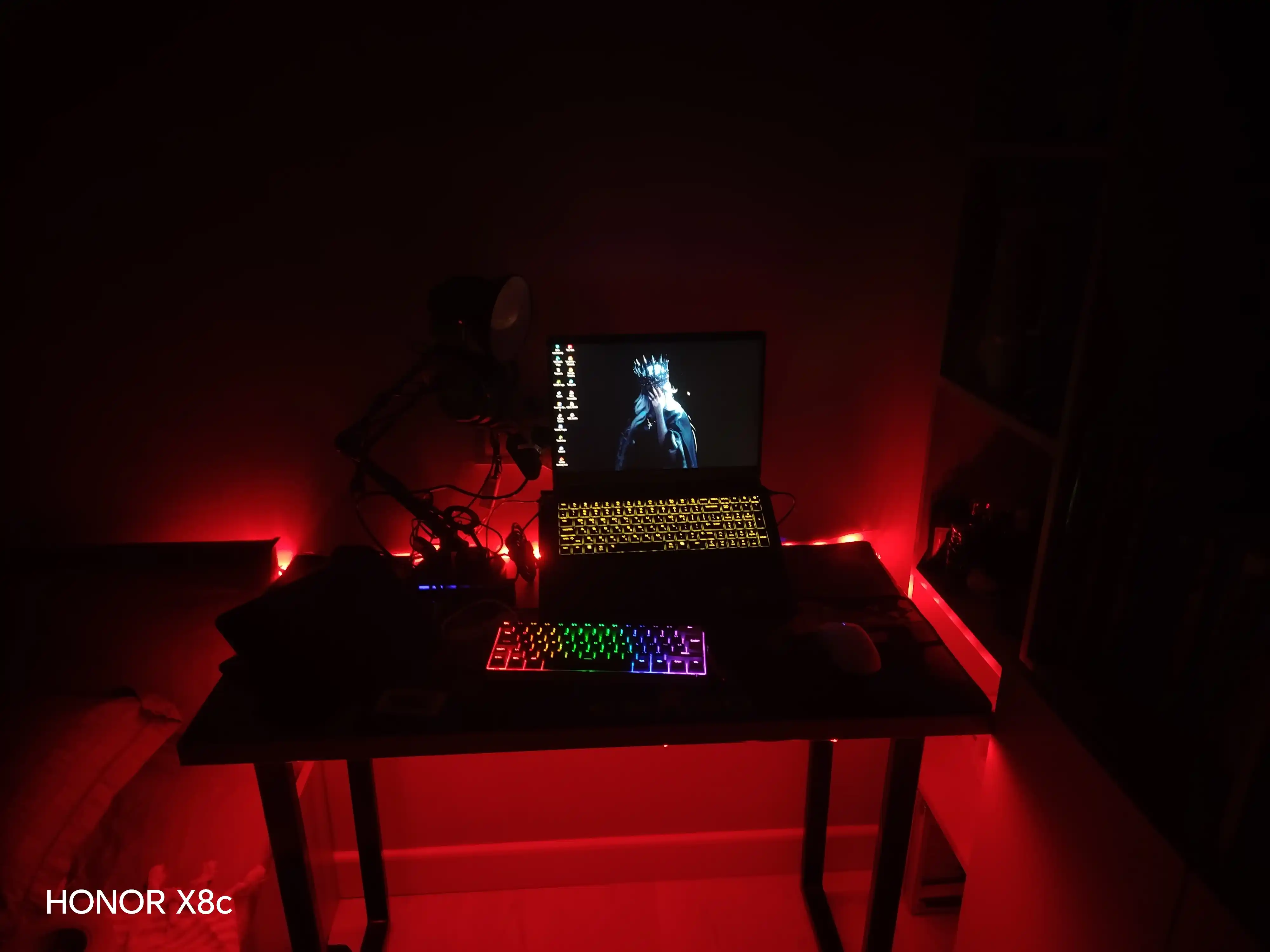 RGB LED masofadan boshqarish pulti bilan 5 metrli LED ko'p rangli lentasi 