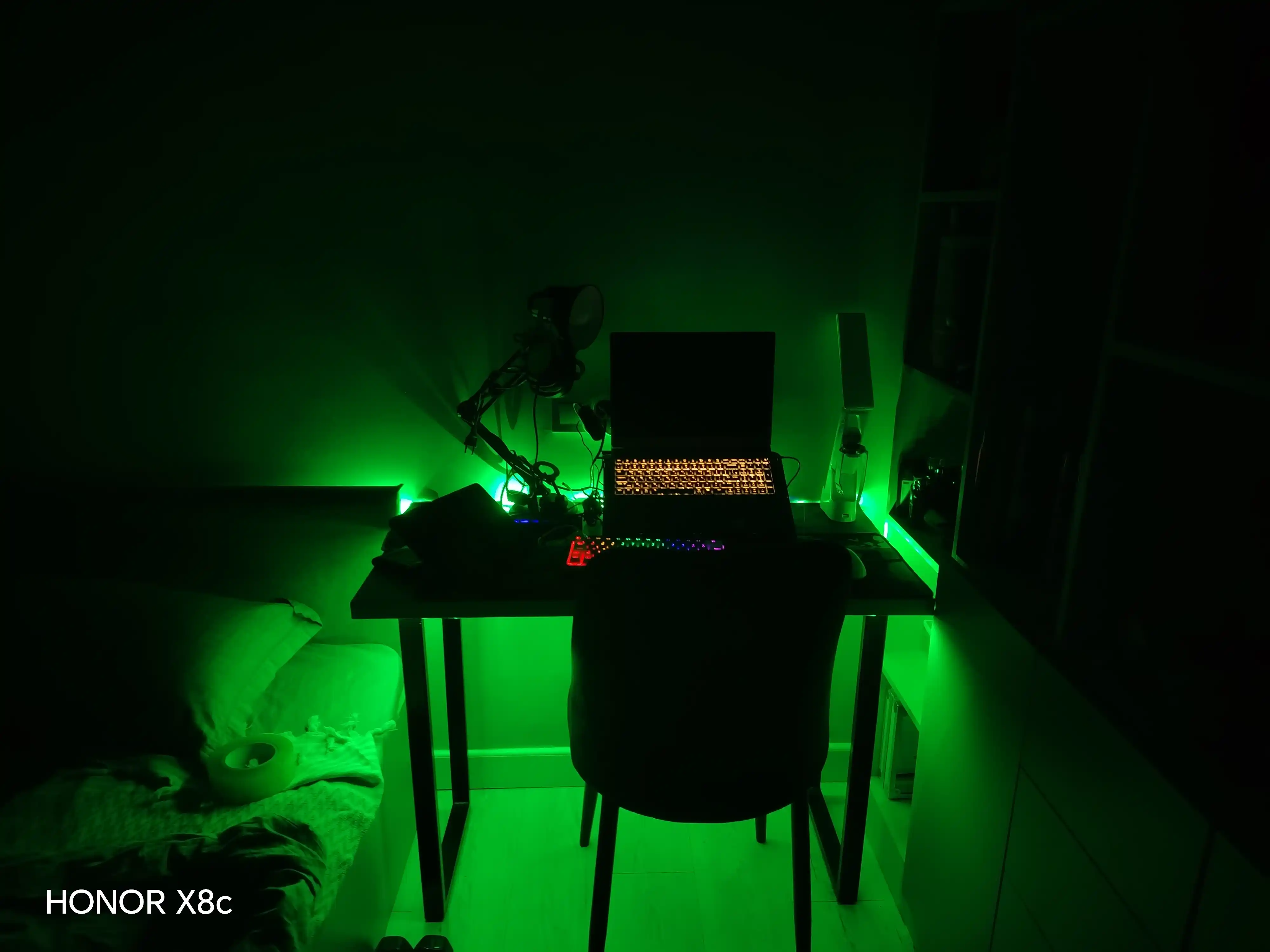 RGB LED masofadan boshqarish pulti bilan 5 metrli LED ko'p rangli lentasi 