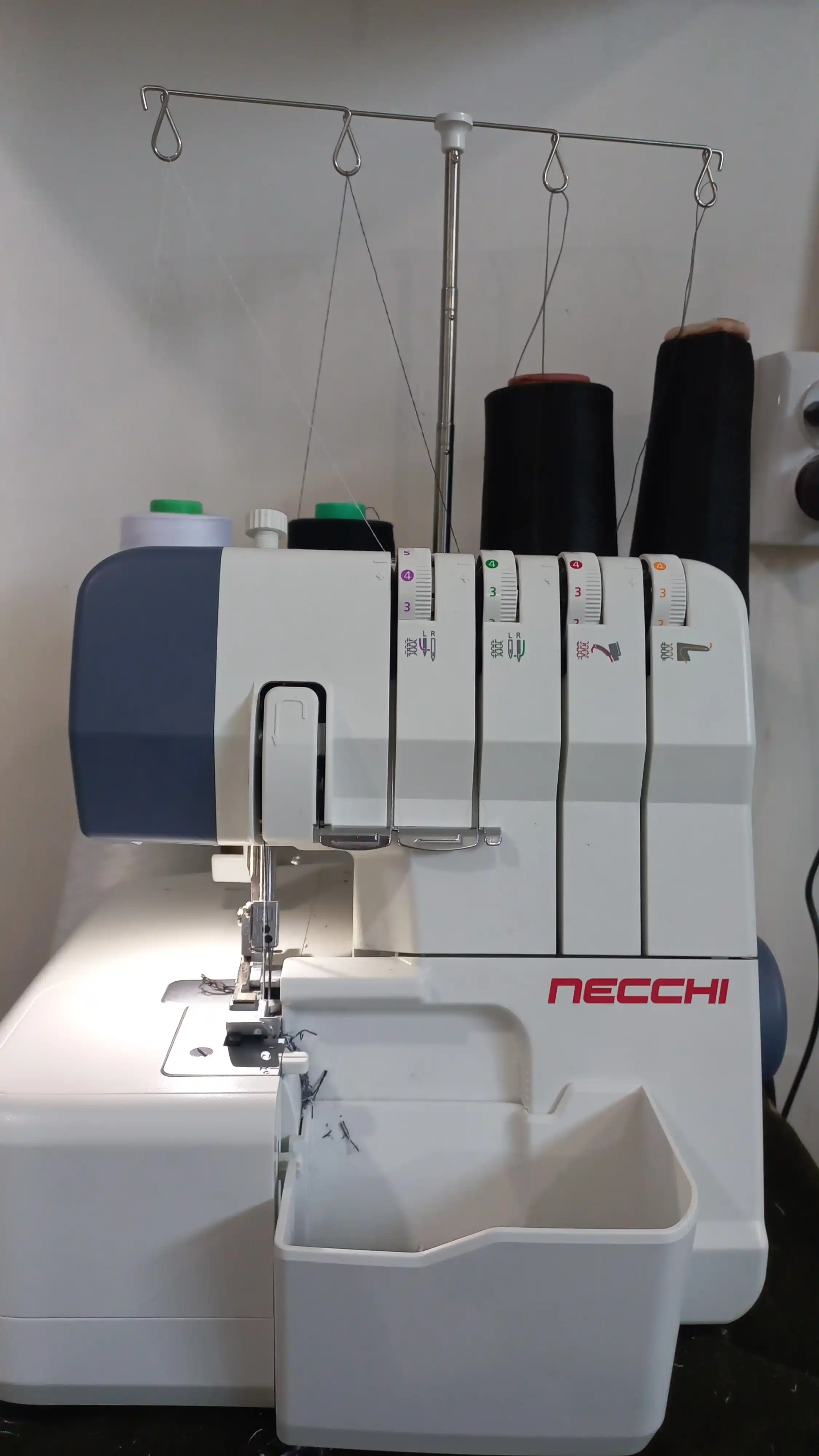 Оверлок Necchi NL11C 4554D, 1300 строчек в минуту