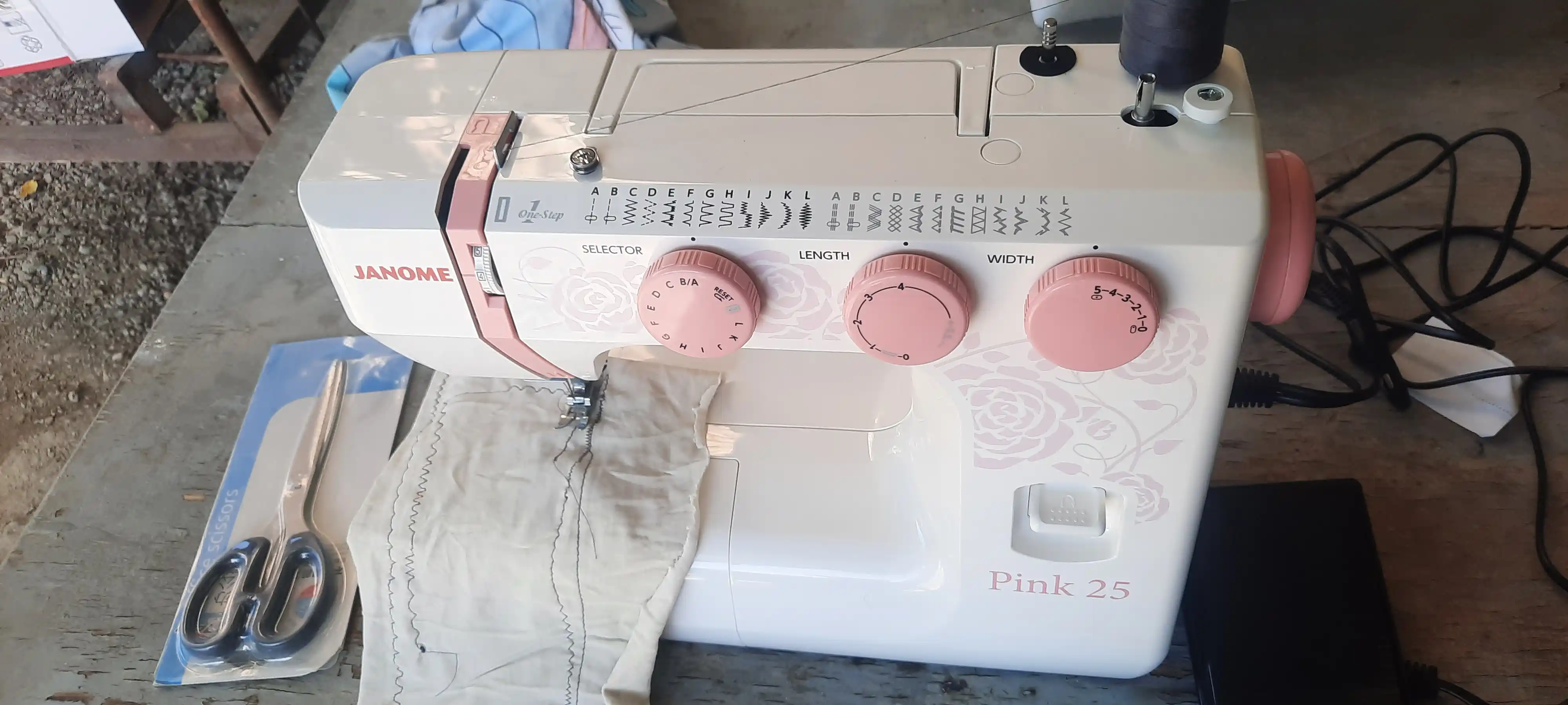 Швейная машина Janome Pink 25