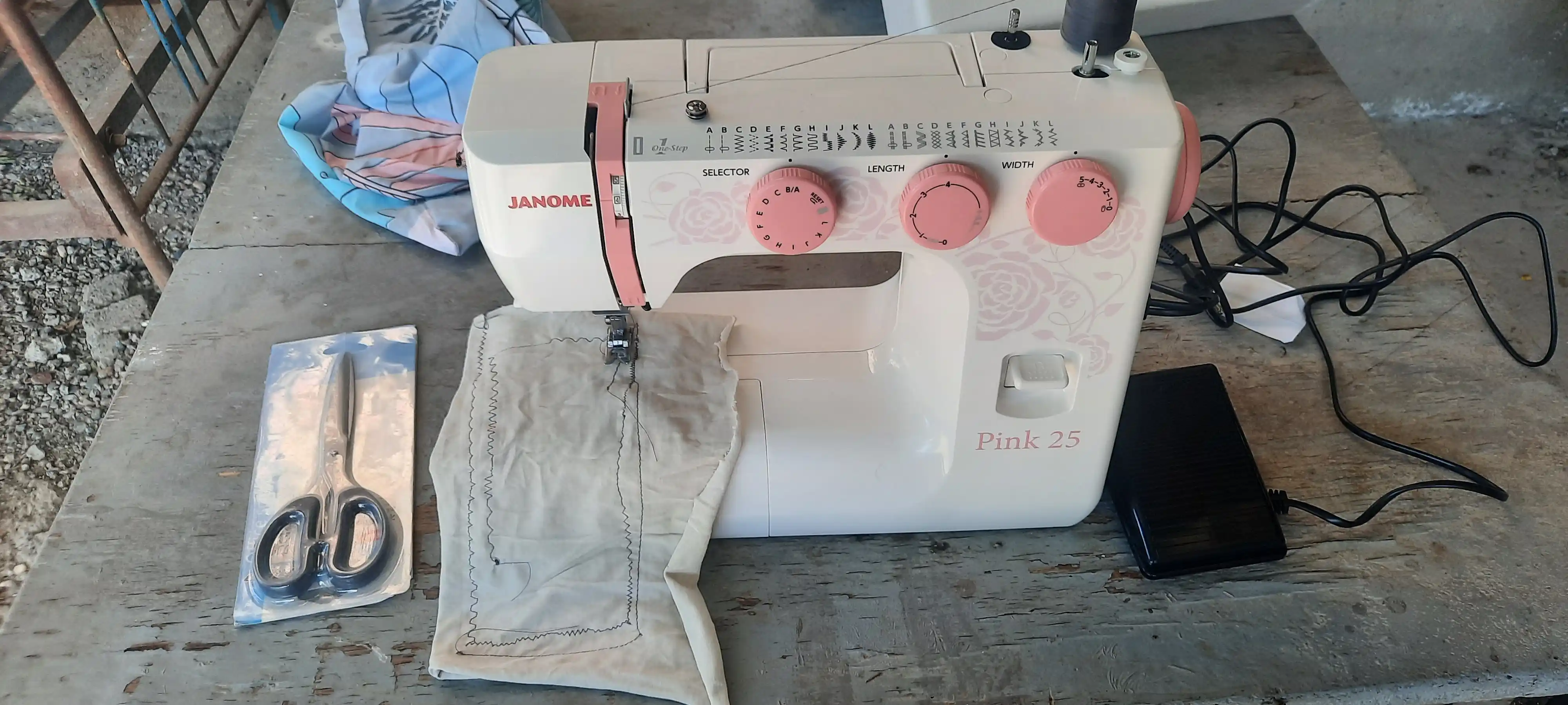 Швейная машина Janome Pink 25