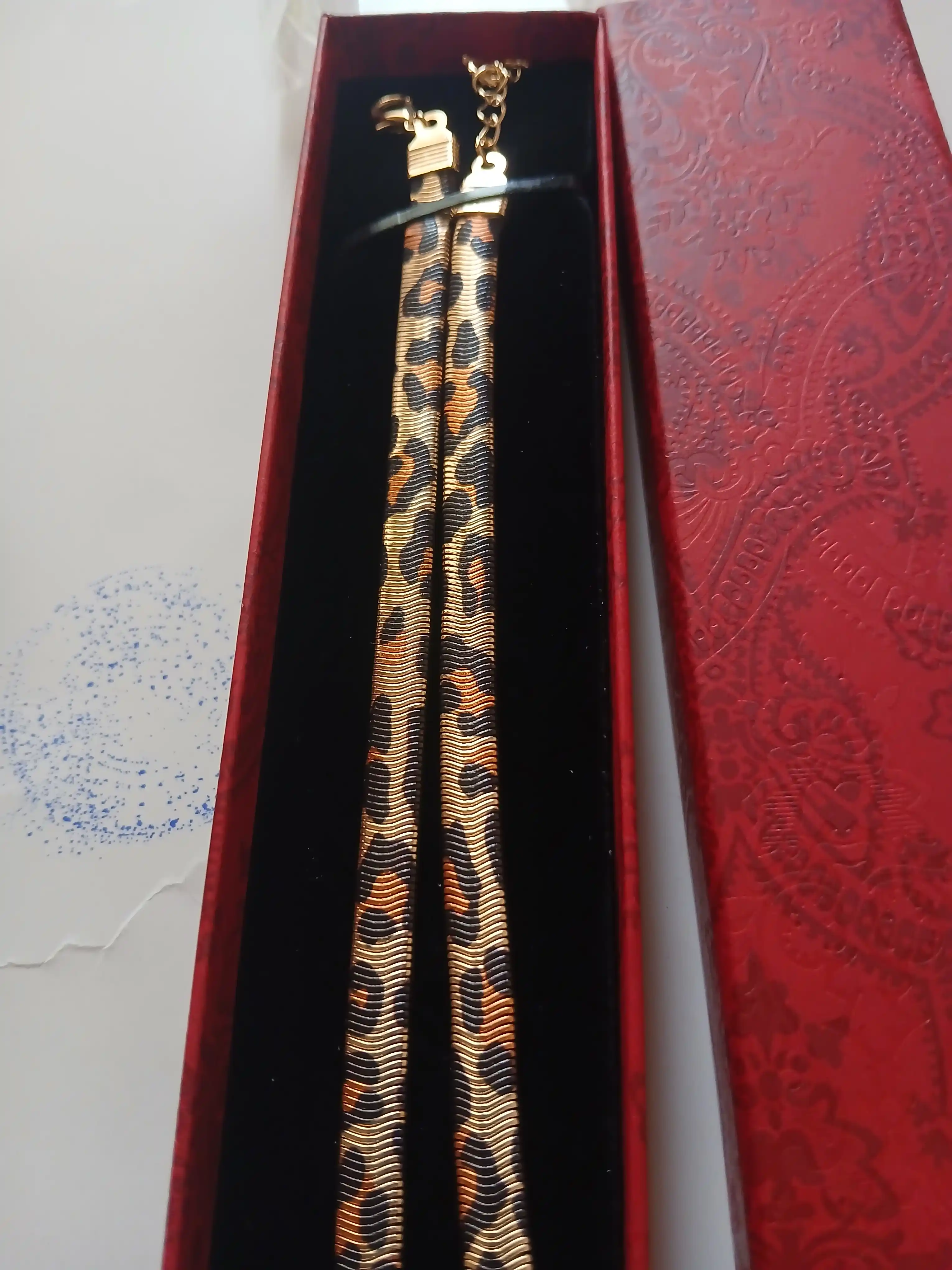 Ayollar taqinchoqlari, qoplon marjoni, bilaguzuk, zanjir, taqinchoqlar