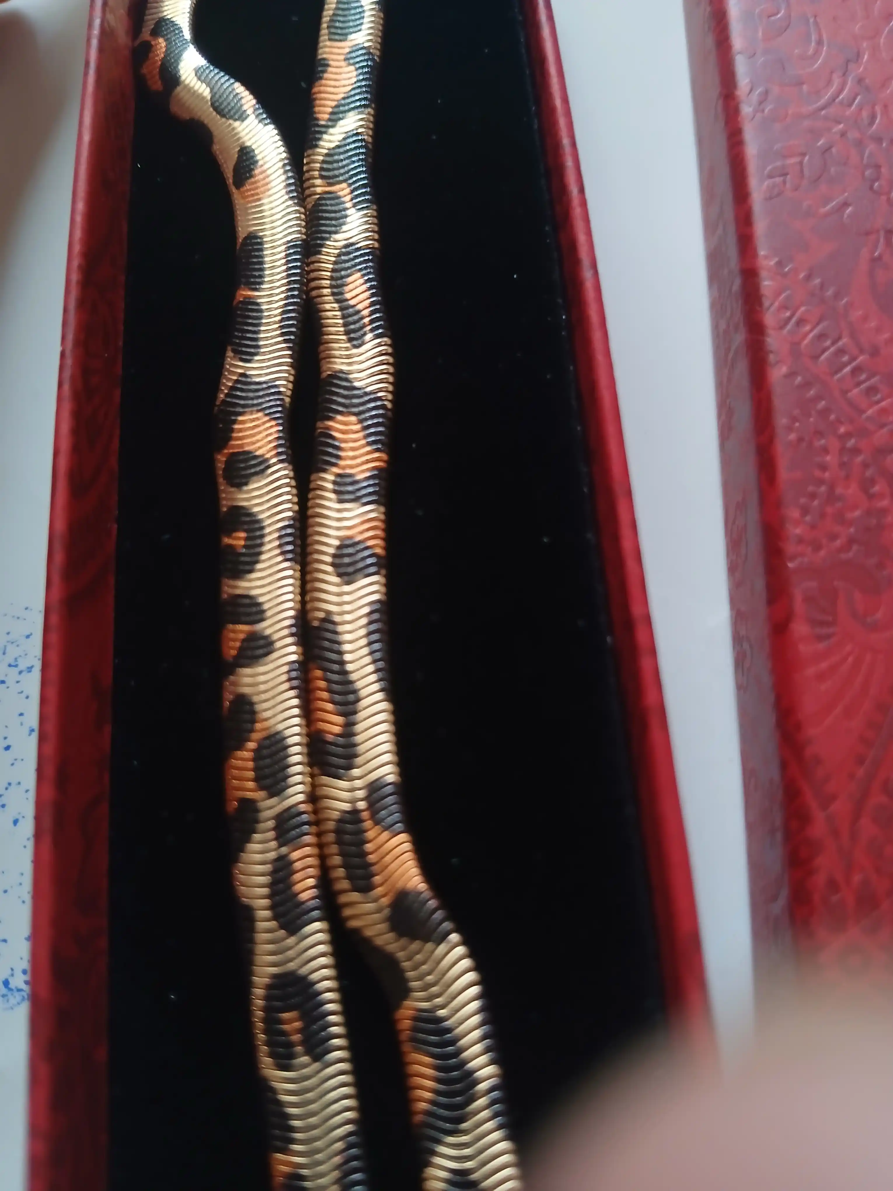 Ayollar taqinchoqlari, qoplon marjoni, bilaguzuk, zanjir, taqinchoqlar