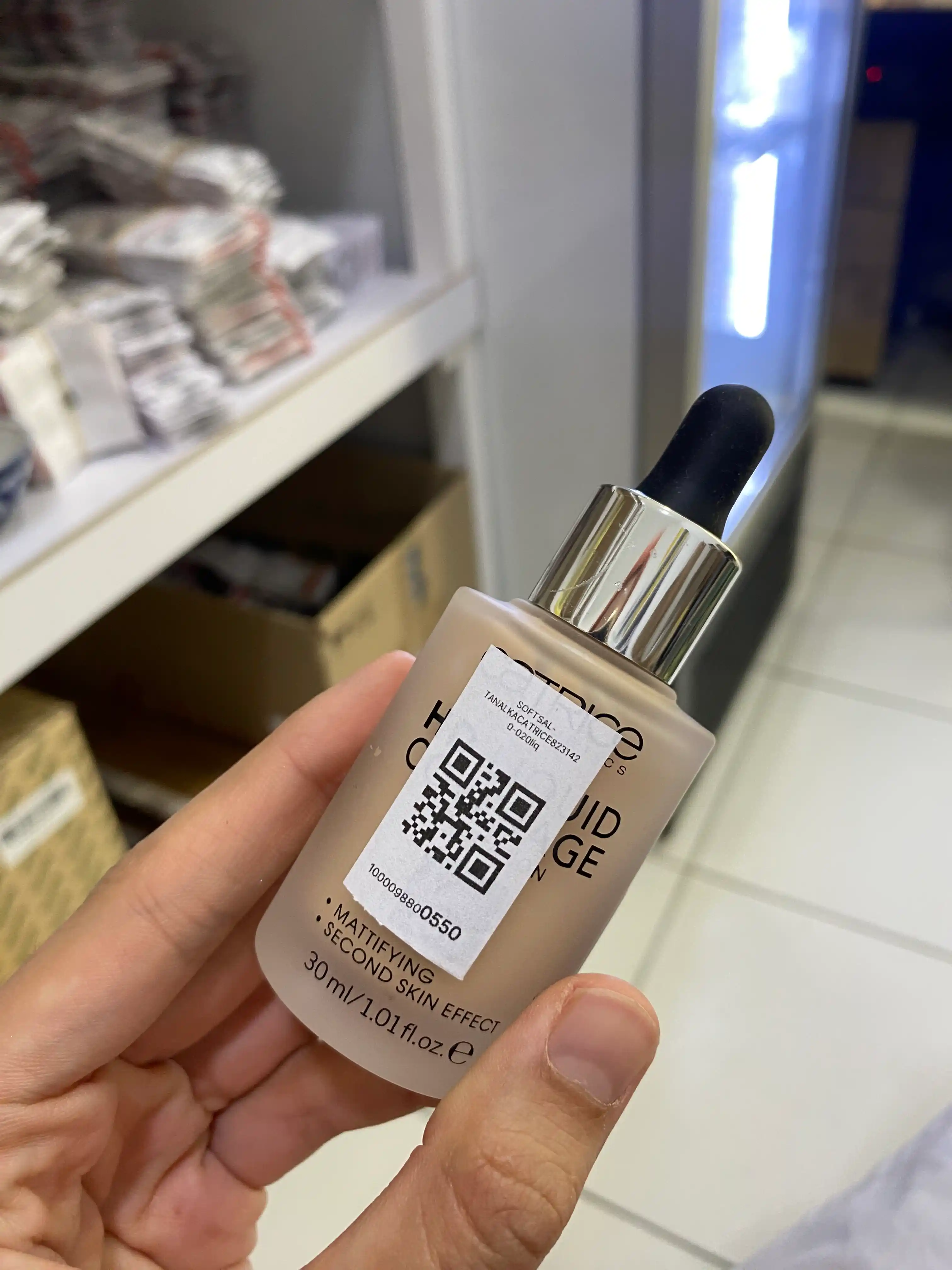 Catrice HD Liquid Coverage Foundation yuz uchun tusli asos