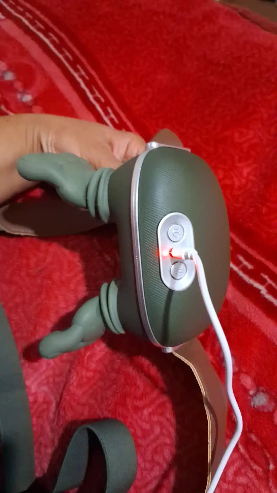 Elektr massajor, bo‘yinni, yelkani va tana mushaklarini 3 rejim bilan massaj qiladi