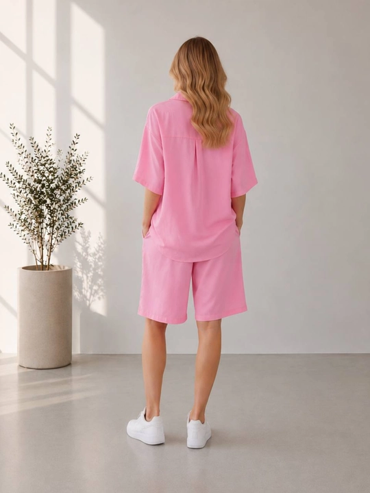 Ayollar uchun yozgi ikki qismli kostyum – ko‘ylak va shortik, oversize, 46-52