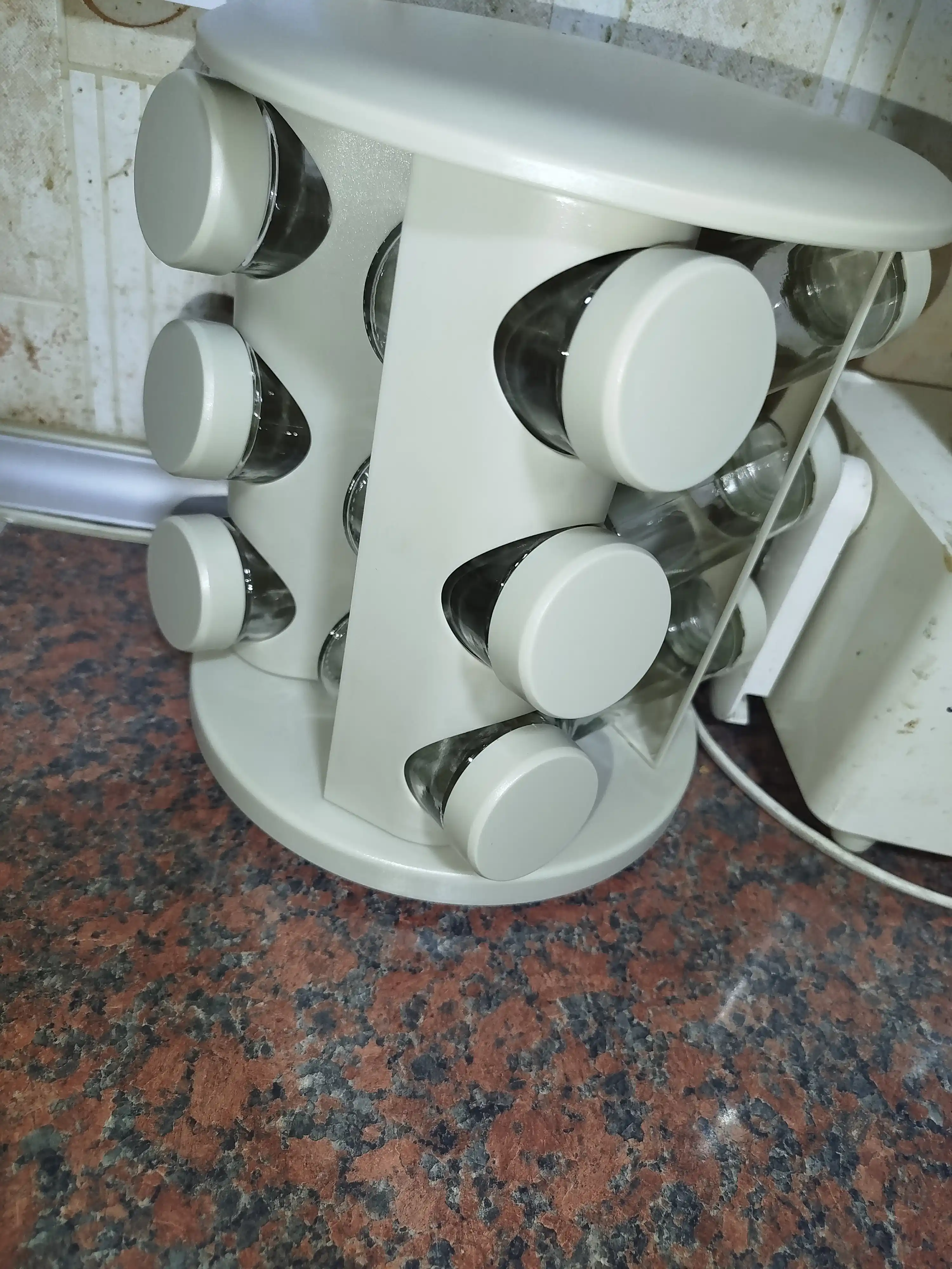 Aylanuvchi ziravorlar to‘plami, oshxona organayzeri