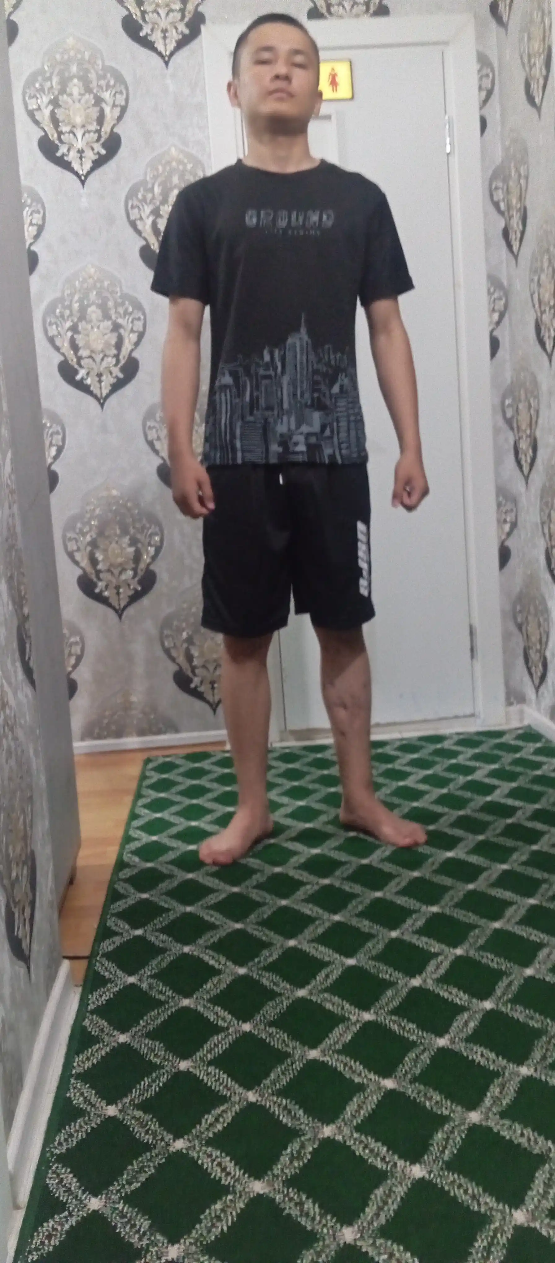 Erkaklar uchun yozgi futbolka va shortiklardan iborat sport kiyimi, ikki qismli to‘plam