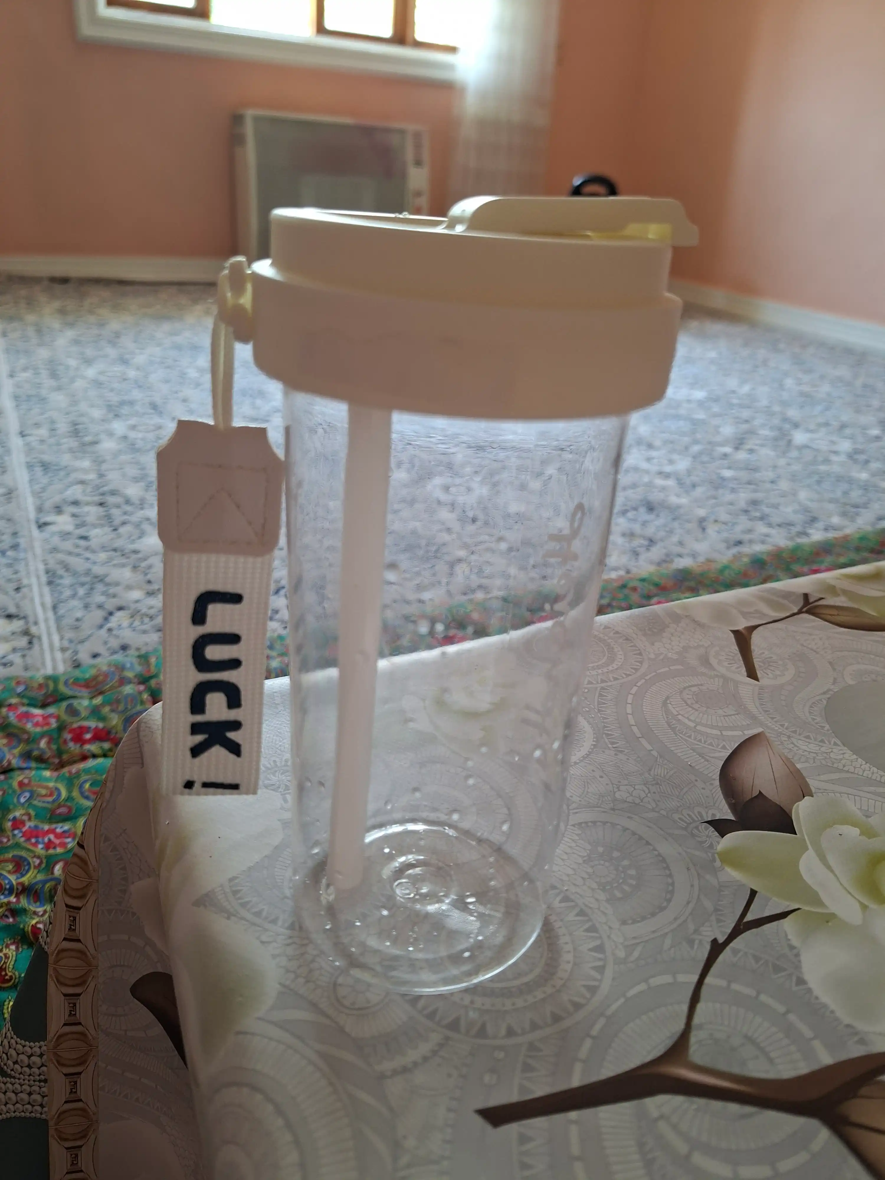 Suv uchun turli rangdagi shisha, naychasi va mevalar uchun bo‘linmasi bilan, 600 ml