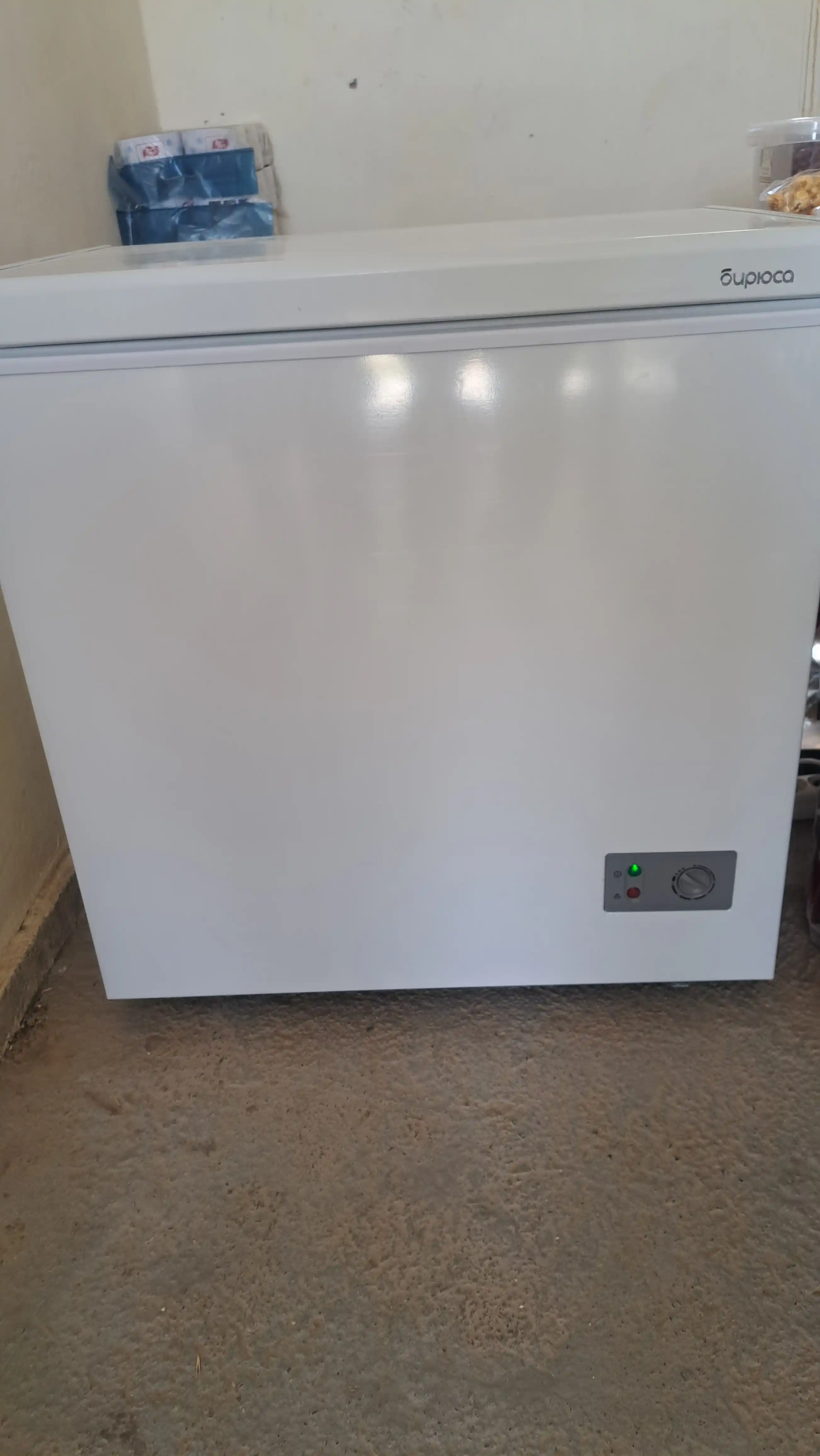 Biryusa 155KVS yopiq qopqoqli muzlatgich, hajmi 145 L, invertor kompressor