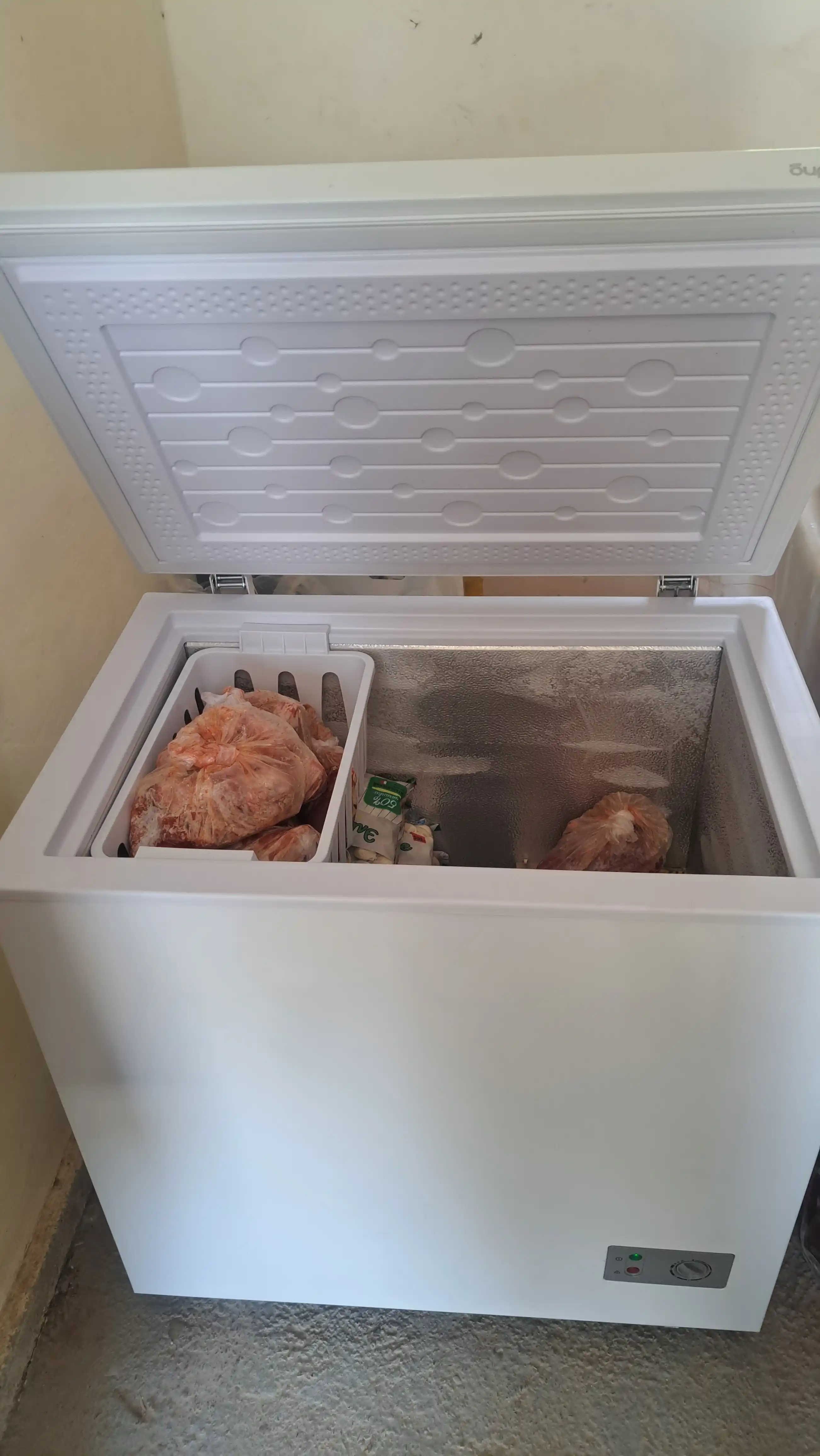 Biryusa 155KVS yopiq qopqoqli muzlatgich, hajmi 145 L, invertor kompressor