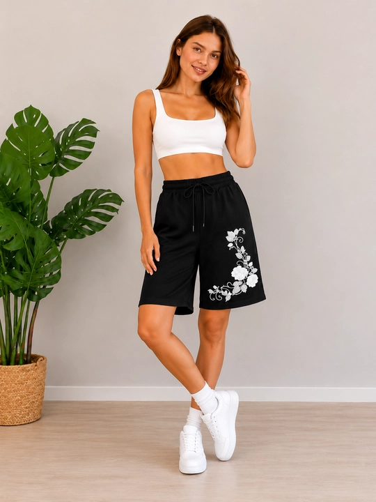 Ayollar uchun oversize shortiklar, oq rang, atirgul kashtasi bilan