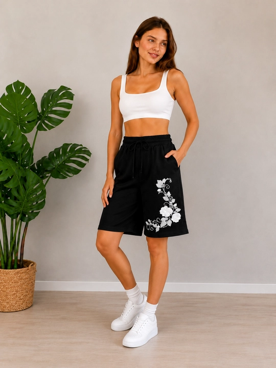 Ayollar uchun oversize shortiklar, oq rang, atirgul kashtasi bilan
