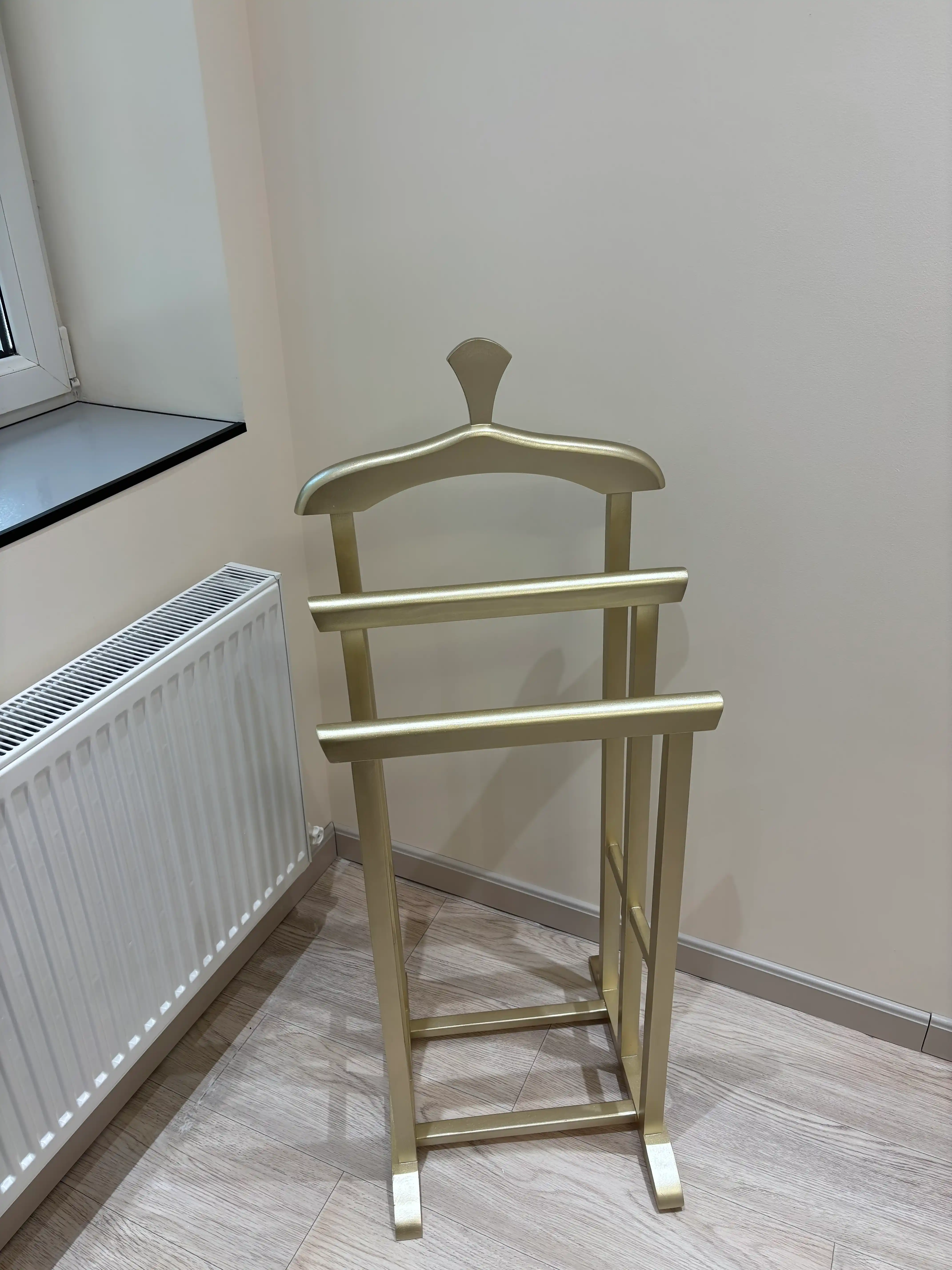 Kiyimlar uchun polga qo‘yiladigan yog‘och ilgich, garderob ilgichi shimlar uchun tirgak