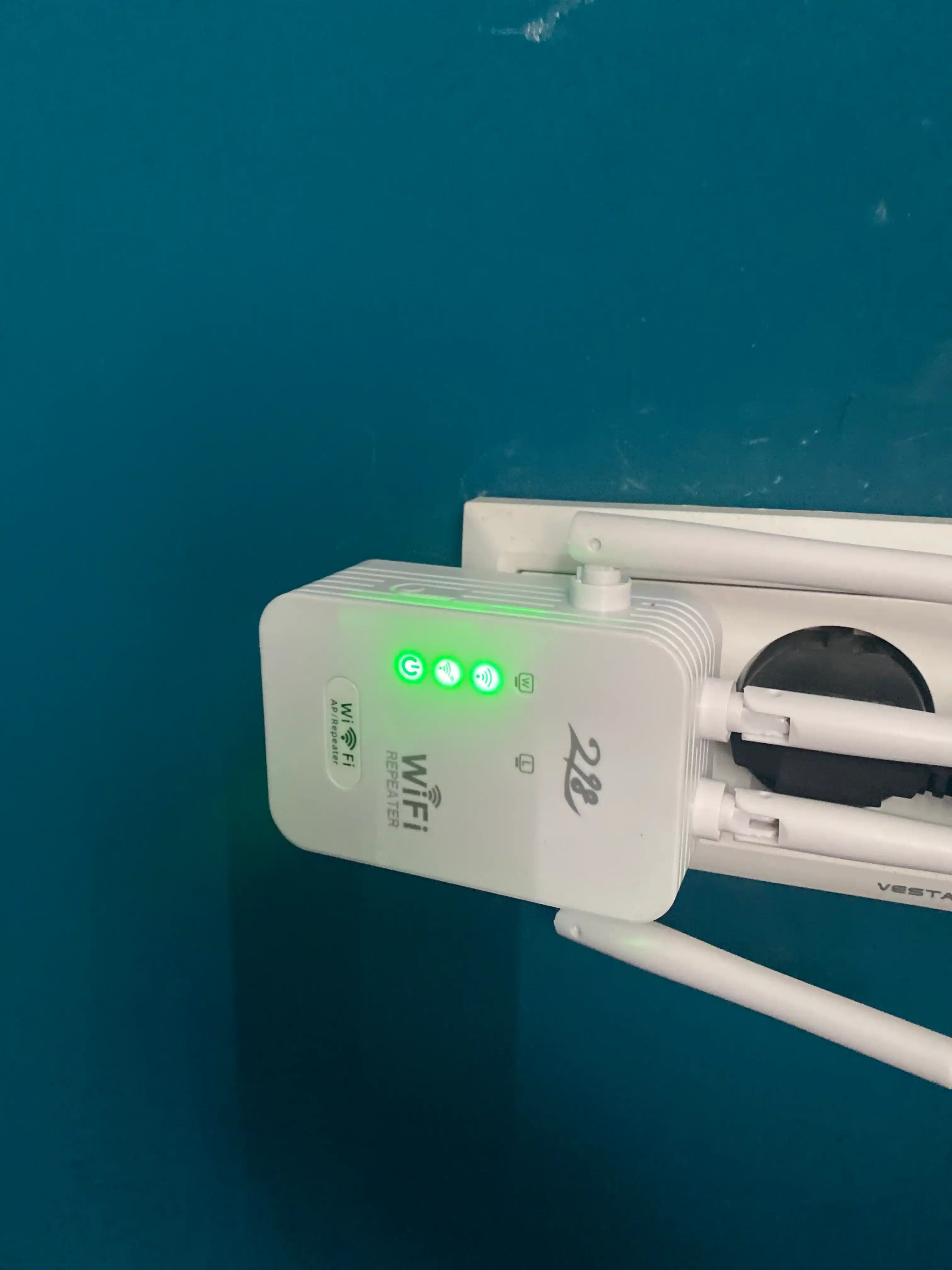 Wi-Fi kuchaytirgich repiter 1200mbs gacha tezlik.4shoxli,100kv gacha internet taminlaydi