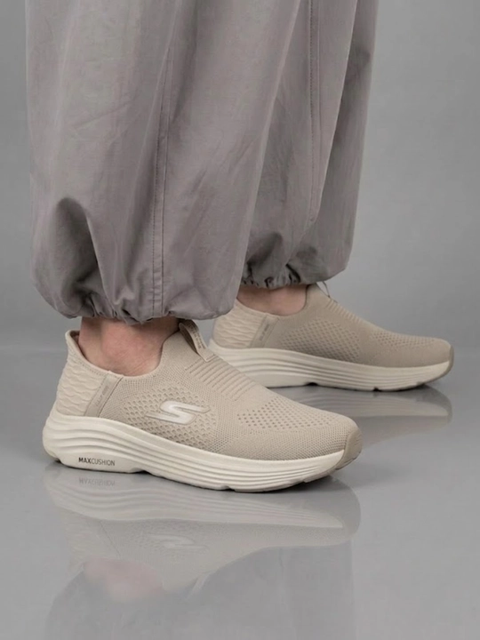 Sliponlar Max Cushion erkaklar uchun. Zamonaviy ko'rinishda. Issiq kun uchun ideal tanlov
