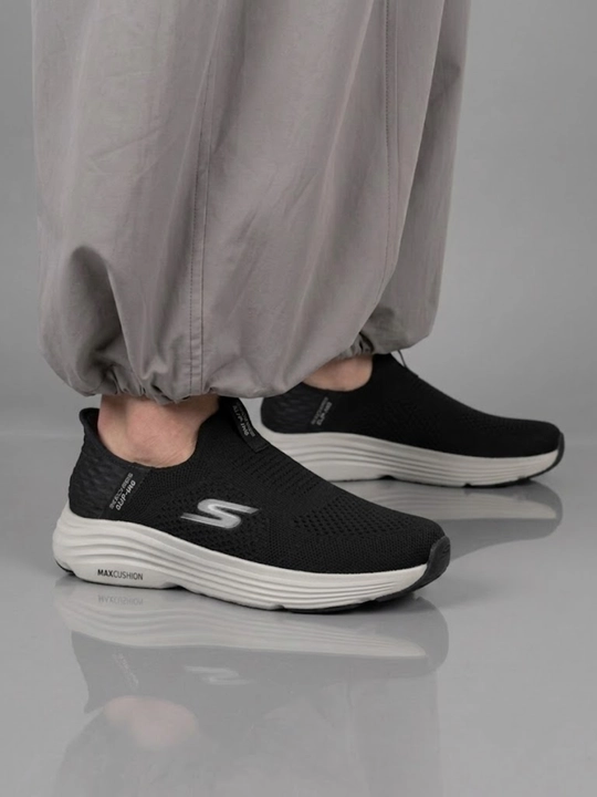 Sliponlar Max Cushion erkaklar uchun. Zamonaviy ko'rinishda. Issiq kun uchun ideal tanlov