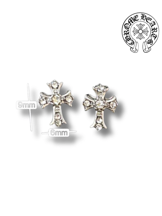 В стиле Y2K: дизайн, вдохновленный Chrome Hearts, и гравированные заклепки-кресты